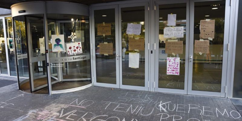 Pintades a les portes de l'Ajuntament. FOTO: Bernat Millet