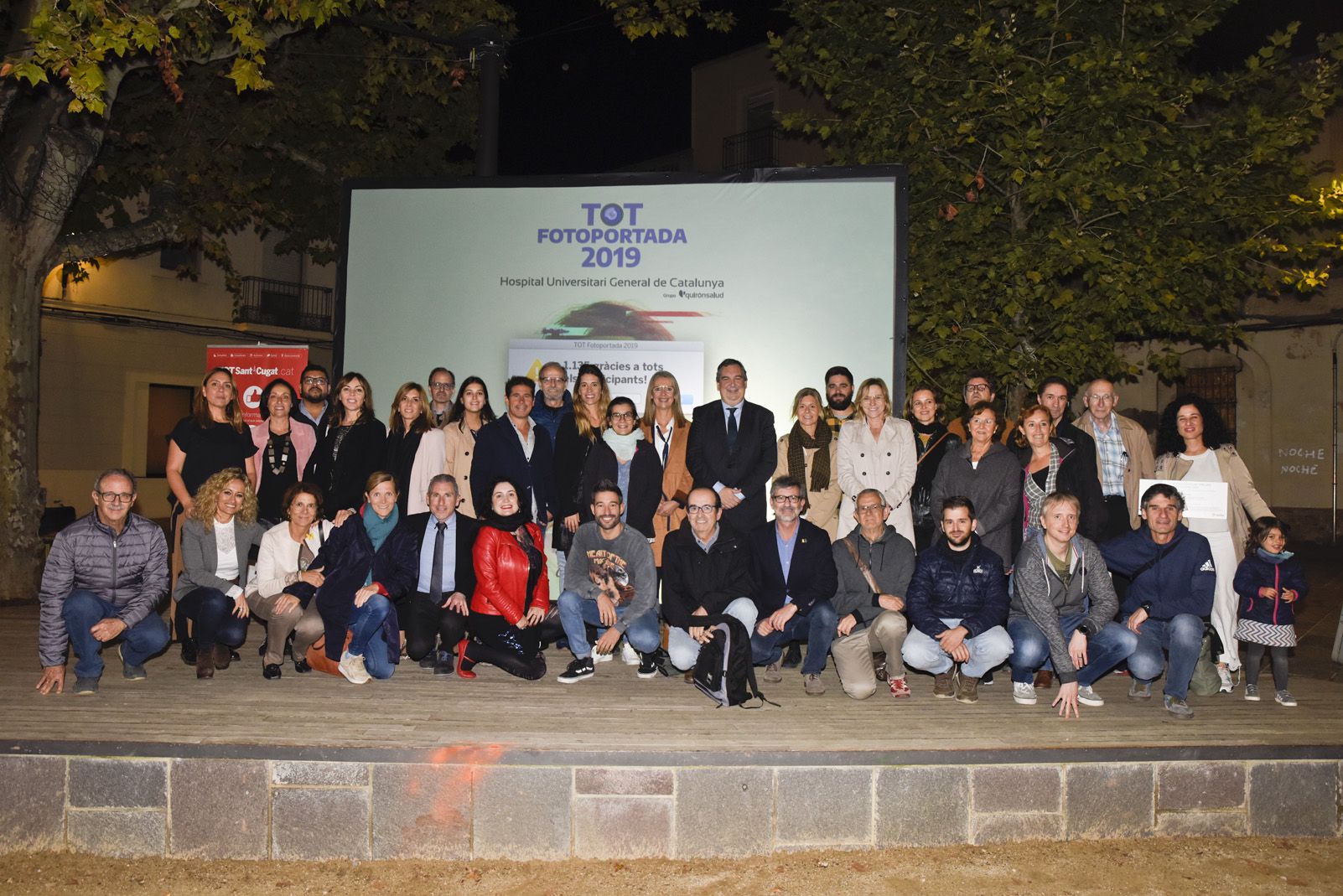 Foto de grup dels premiats, col·laboradors i organitzadors del Concurs Totfotoportada HUGC 2019. Foto: Bernat Millet.