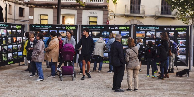 L'exposició de fotos del TOT Fotoportada HUGC 2019 es pot veure durant un mes a la plaça de Barcelona. FOTO: Bernat Millet