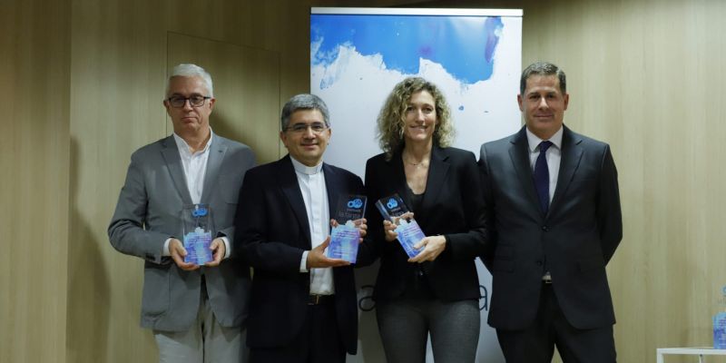 Anna Comella, representant del TOT Sant Cugat, i representants d'altres entitats. FOTO: Adrián Gómez