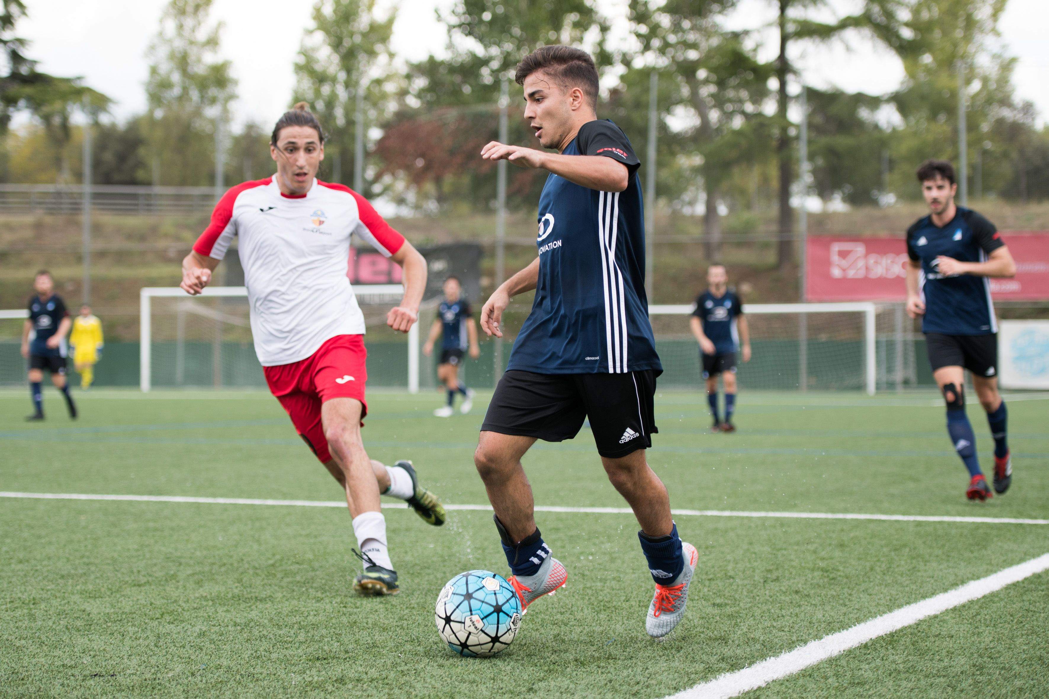 El blanc-i-vermell Jordi Ranera en una acció del derbi entre l'Atlètic Junior i el Sant Cugat FC. FOTO: Miguel López Mallach