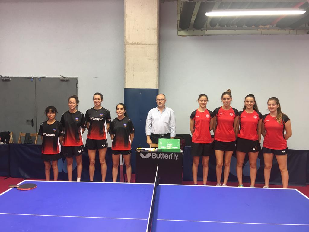 Les jugadores de la UESC de tenis taula femení, a la dreta de la imatge, abans d'un dels seus enfrontaments. FOTO: UESC