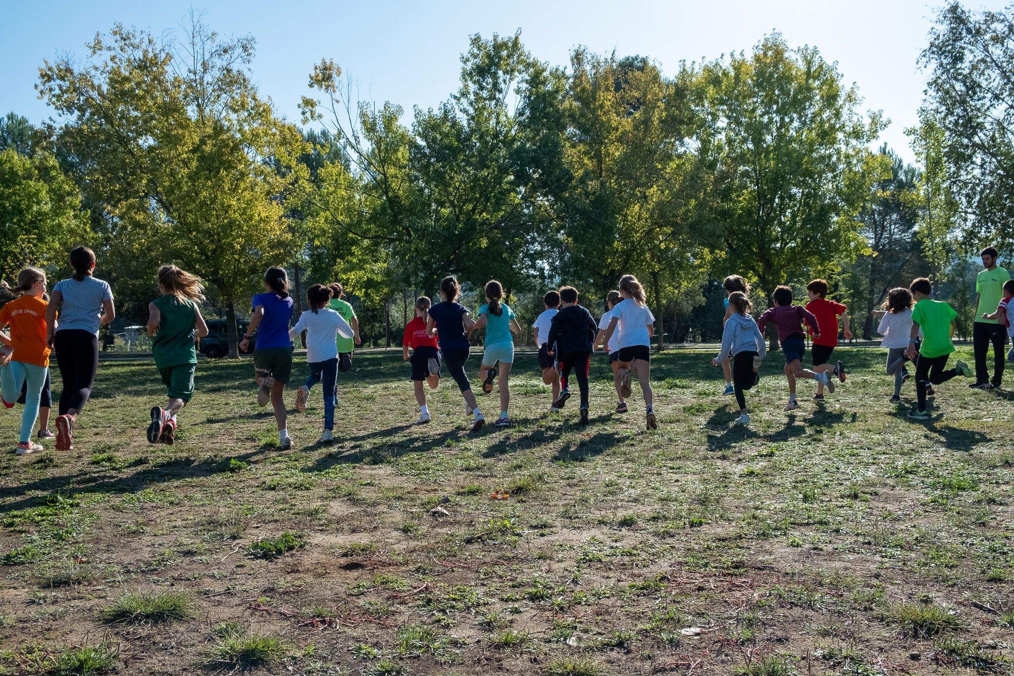 Els nens i nenes entrenant al Prepara't pel Cros al Parc de la Pollancreda. FOTO: Ale Gómez.