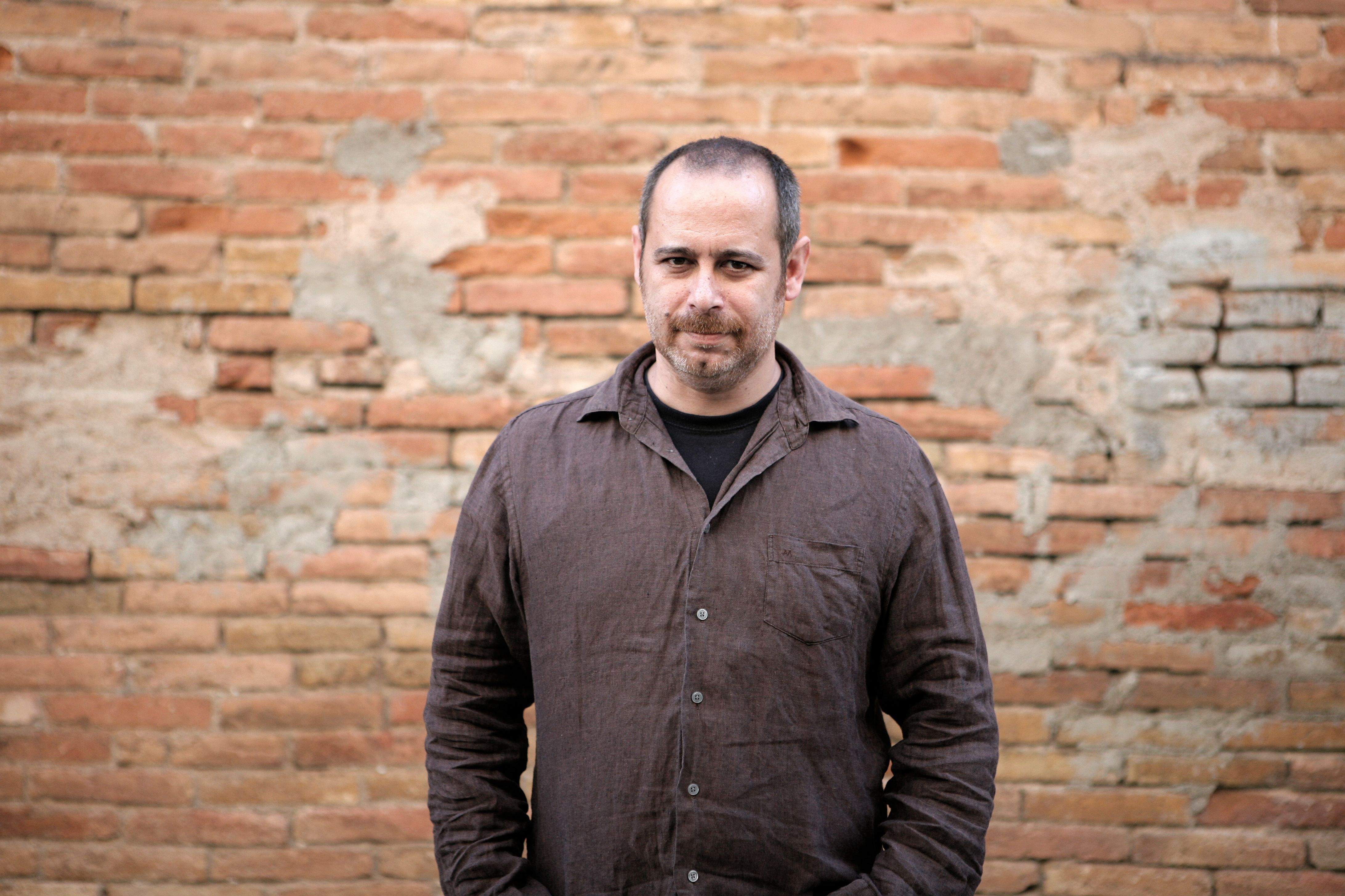  El santcugatenc Jordi Lara dirigeix la Nit de Poesia del Festival Nacional de Poesia de Sant Cugat. FOTO: Artur Ribera