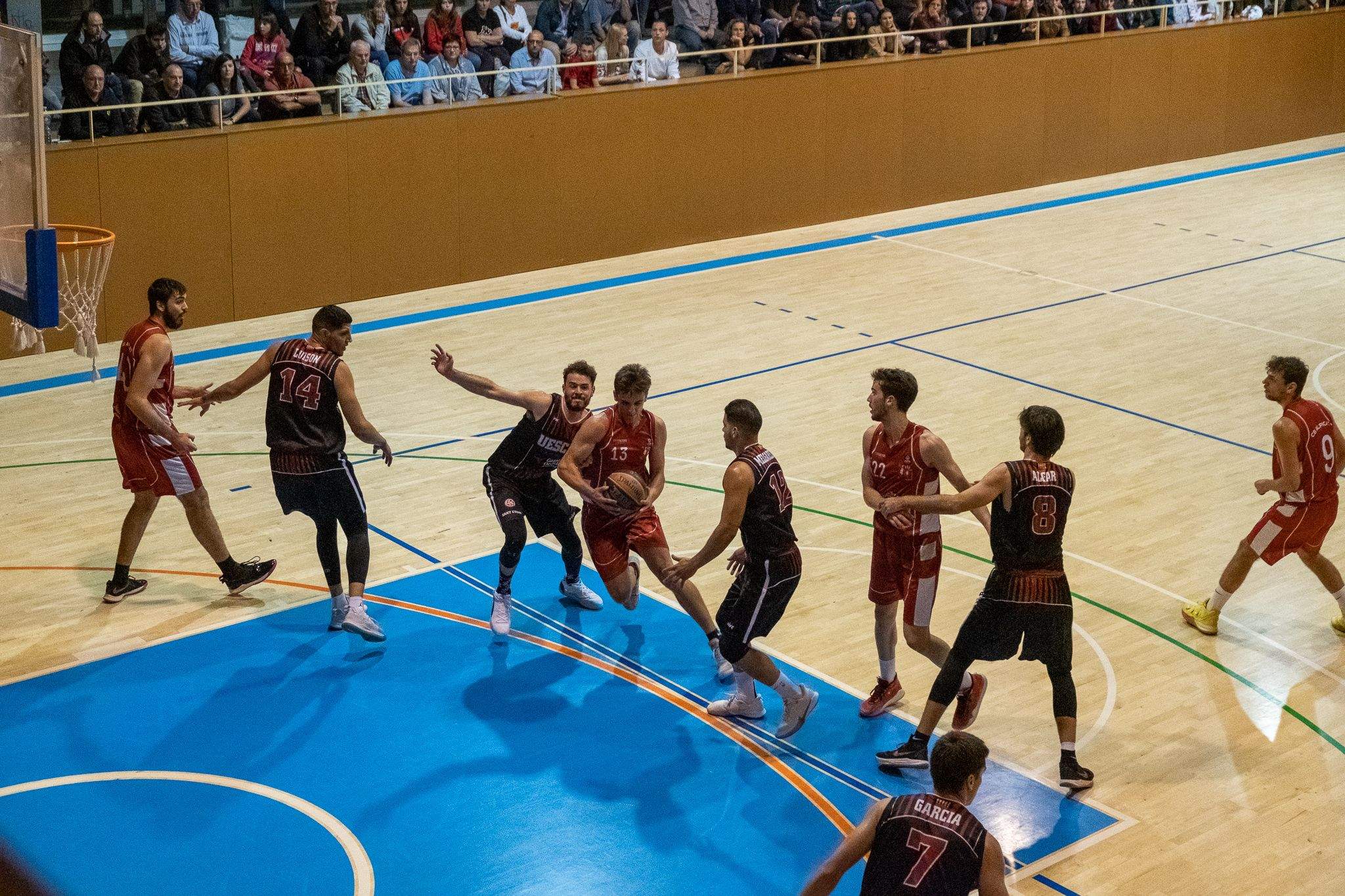 Acció del partit entre Unió Esportiva Sant Cugat i CB Alpicat. FOTO: Ale Gómez.