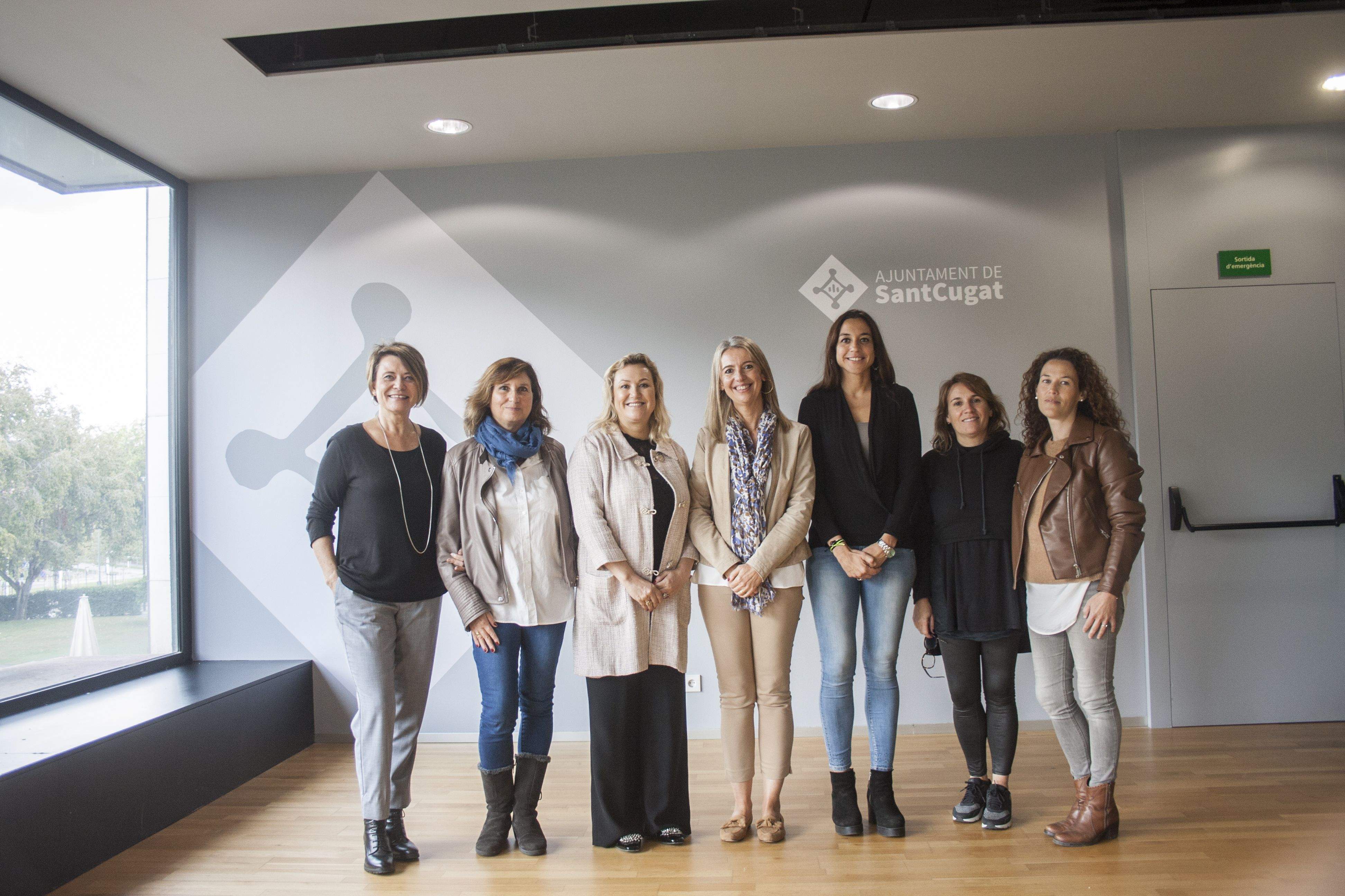 Foto de família amb representants d'ADE Vallès i l'alcaldessa de Sant Cugat, Mireia Ingla, i la regidora Elena Vila. FOTO: ADE Vallès