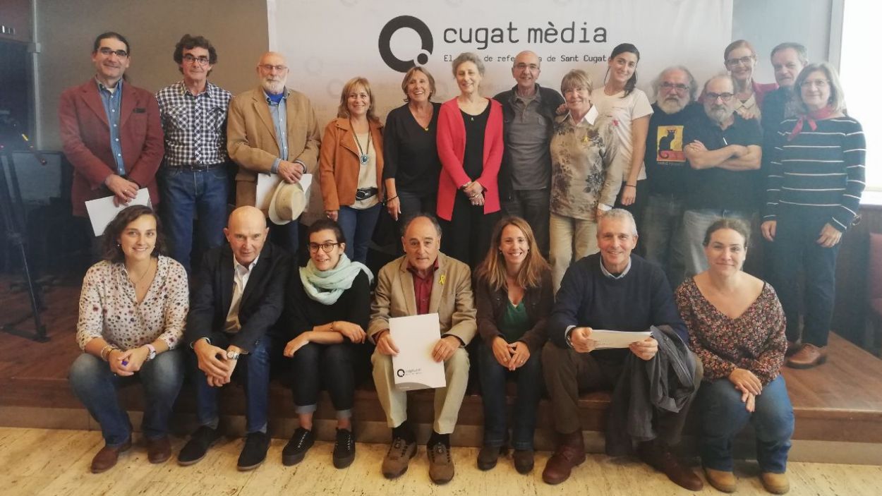 Foto de família entre Cugat Mèdia i Amants del Teatre. FOTO: Cedida