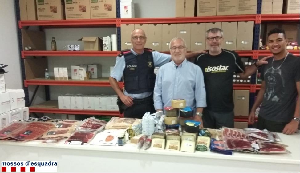 Mossos d'Esquadra fent entrega dels aliments robats a Càritas. FOTO: Mossos d'Esquadra