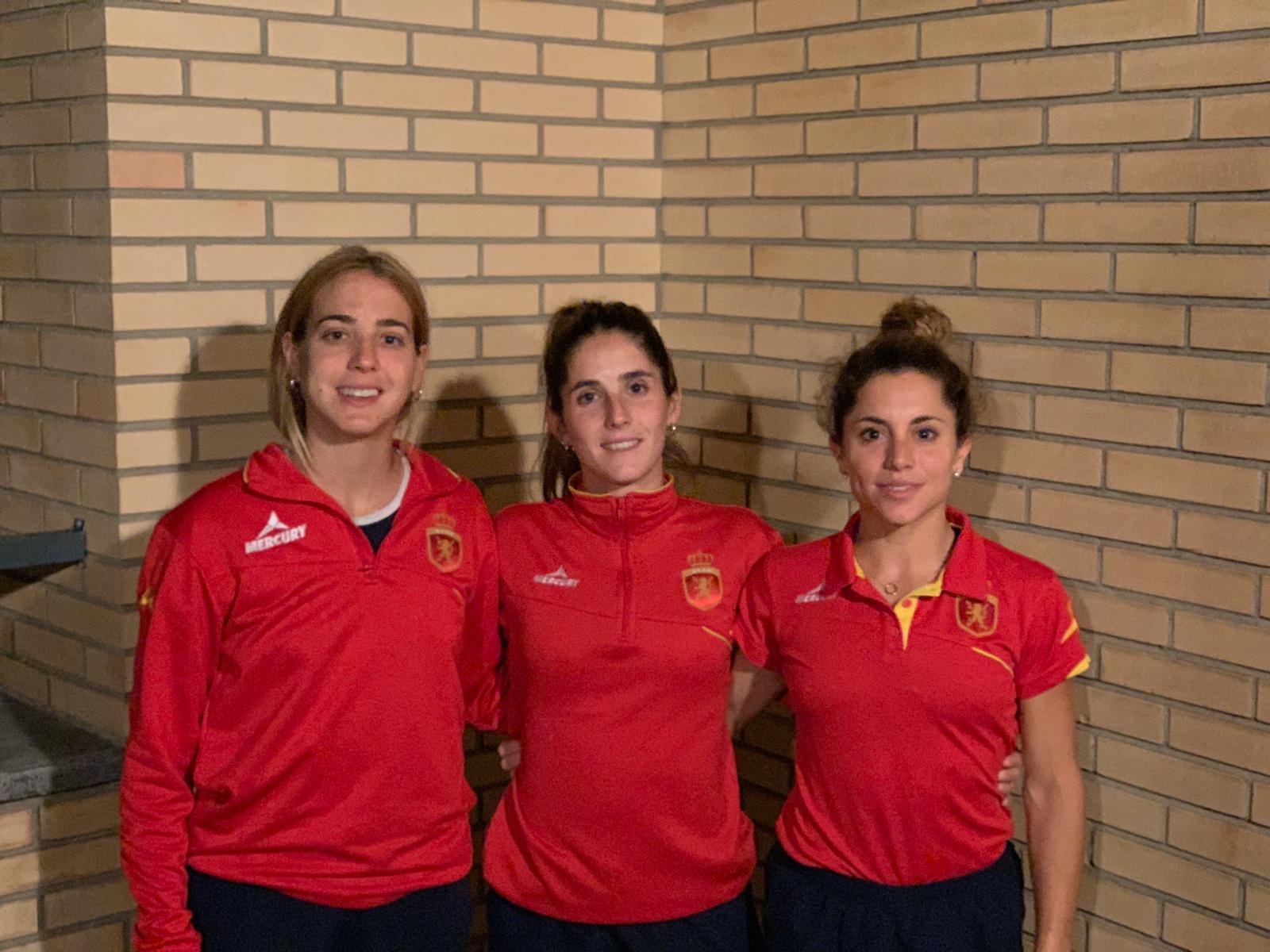 Les jugadores del Junior FC, Cristina Guinea, Carlota Petchamé i Gigi Oliva, d'esquerra a dreta, classificades amb Espanya a les Olimpíades. FOTO: Junior FC