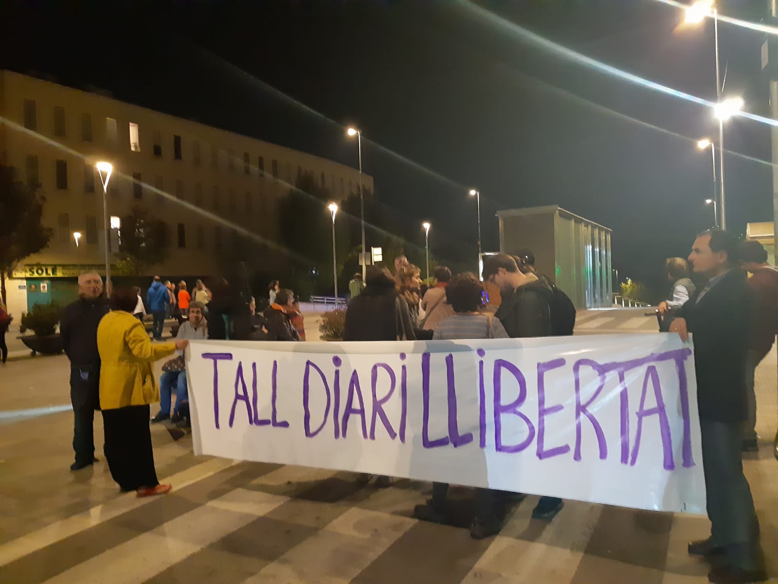 Una vintena de manifestants tallen l'avinguda de Francesc Macià. FOTO: F.Mitjà