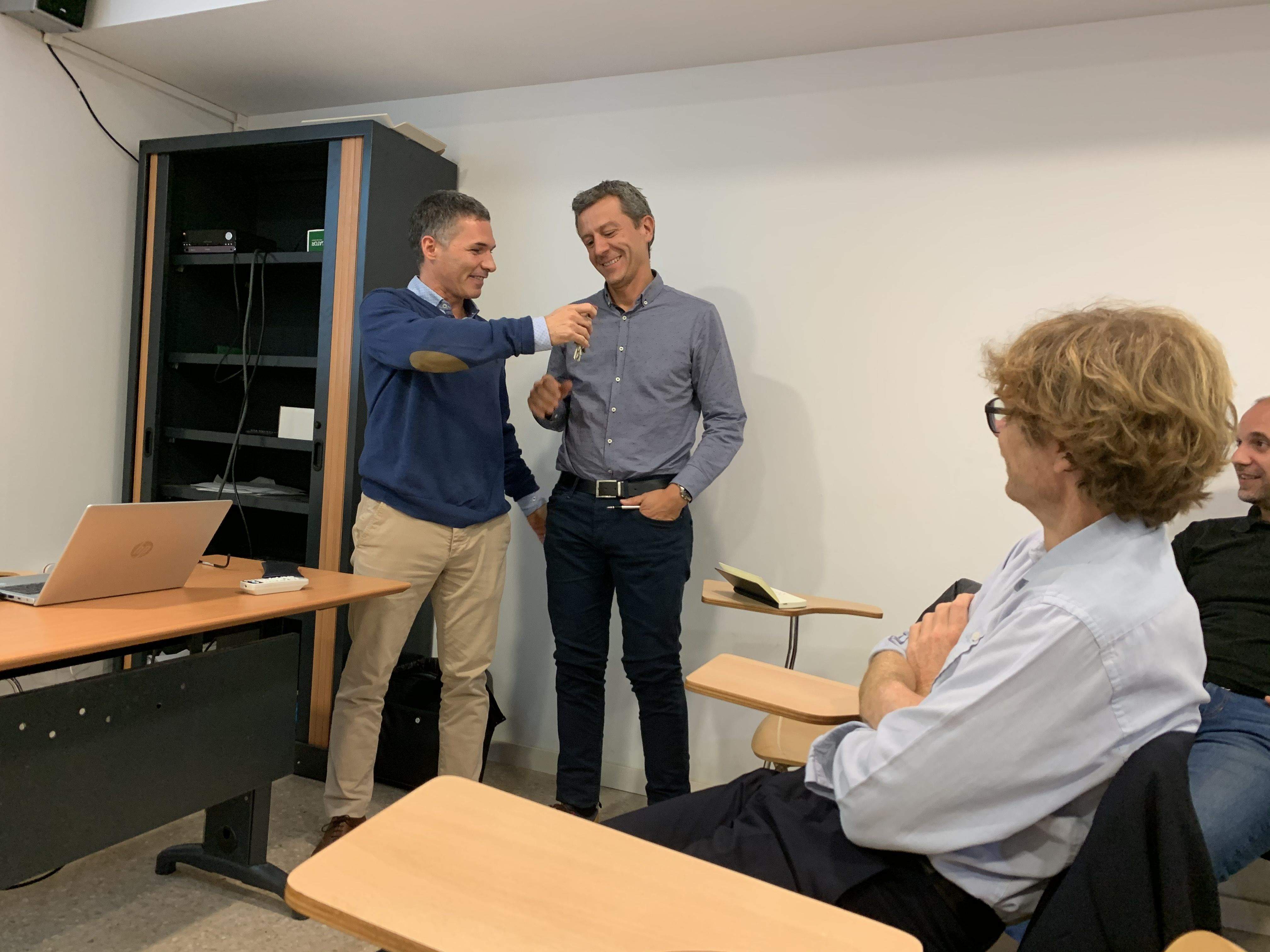 Keco Marzá, a l'esquerre de la imatge, va lliurar les claus del Patí Hoquei Club Sant Cugat a Raimon Casas. FOTO: Àlex López Puig