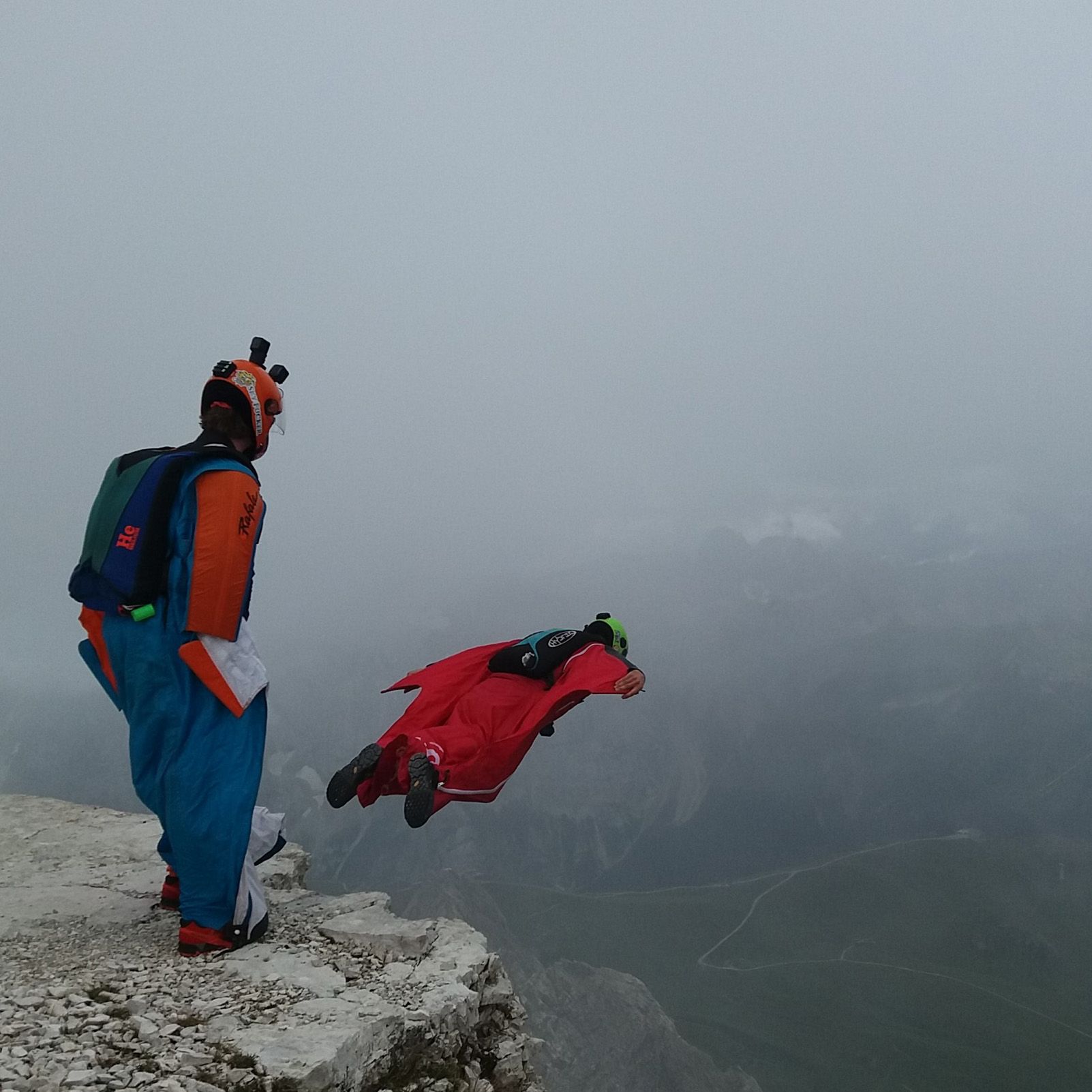ÀNGELS SANS MAÑOSA   SALT AL BUIT A  2.950 METRES D´ALÇADA  DE  L ´HOME OCELL    SASS PORDOI  (DOLOMITES, ITALIA )
