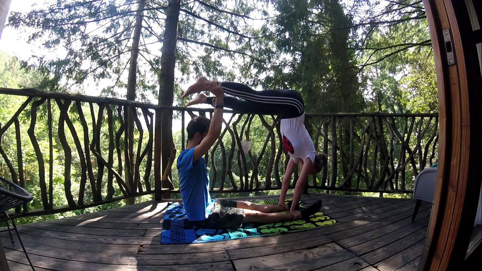Carles Torres Vilasaló   Yoga en los árboles   Sant Hilari Sacalm, cabanes als arbres