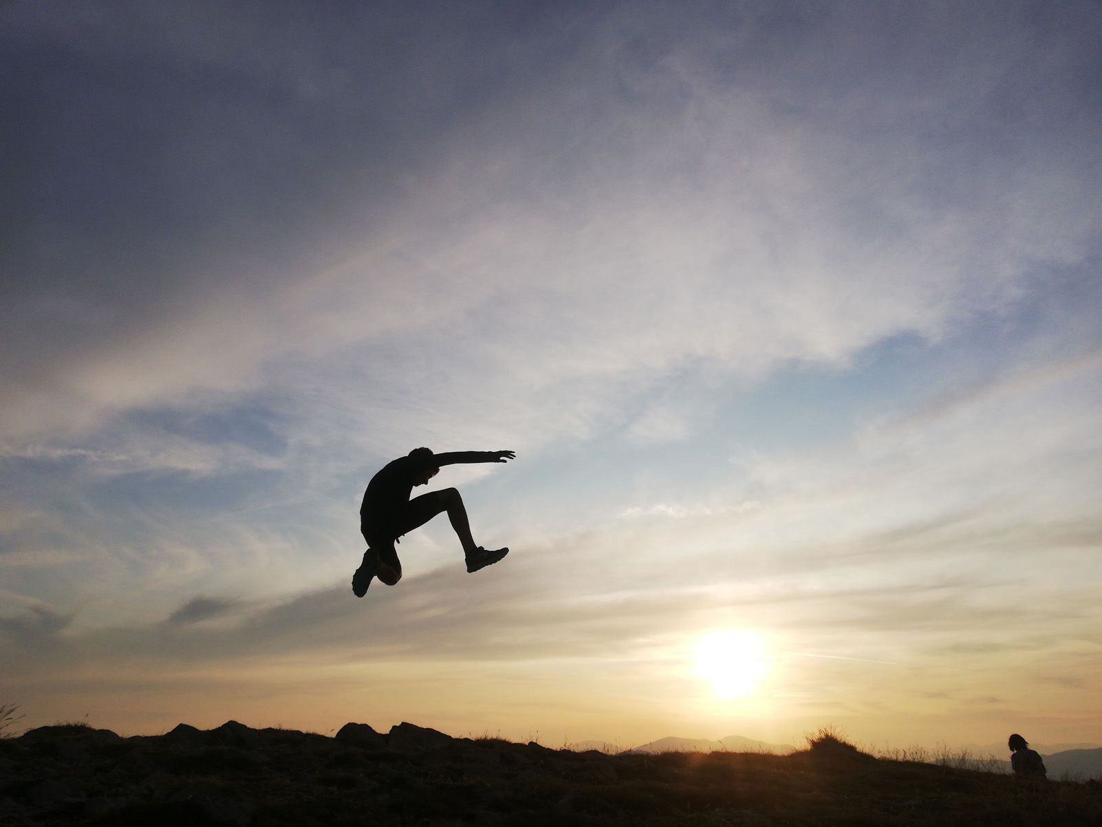 Oriol Civit Marcet   surfejant els núvols   cim del Taga