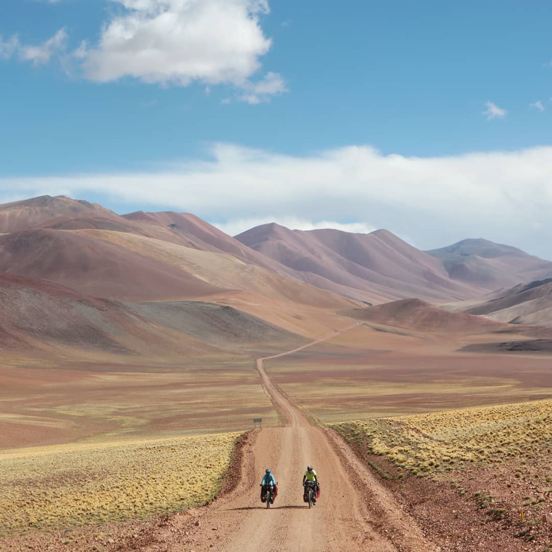 biciclistes   Uno de los tramos más bonitos del Paso Pircas Negras a 4175m.s.n.m en la región de La Puna de Atacama @arturribera & @hikebiketheworld
