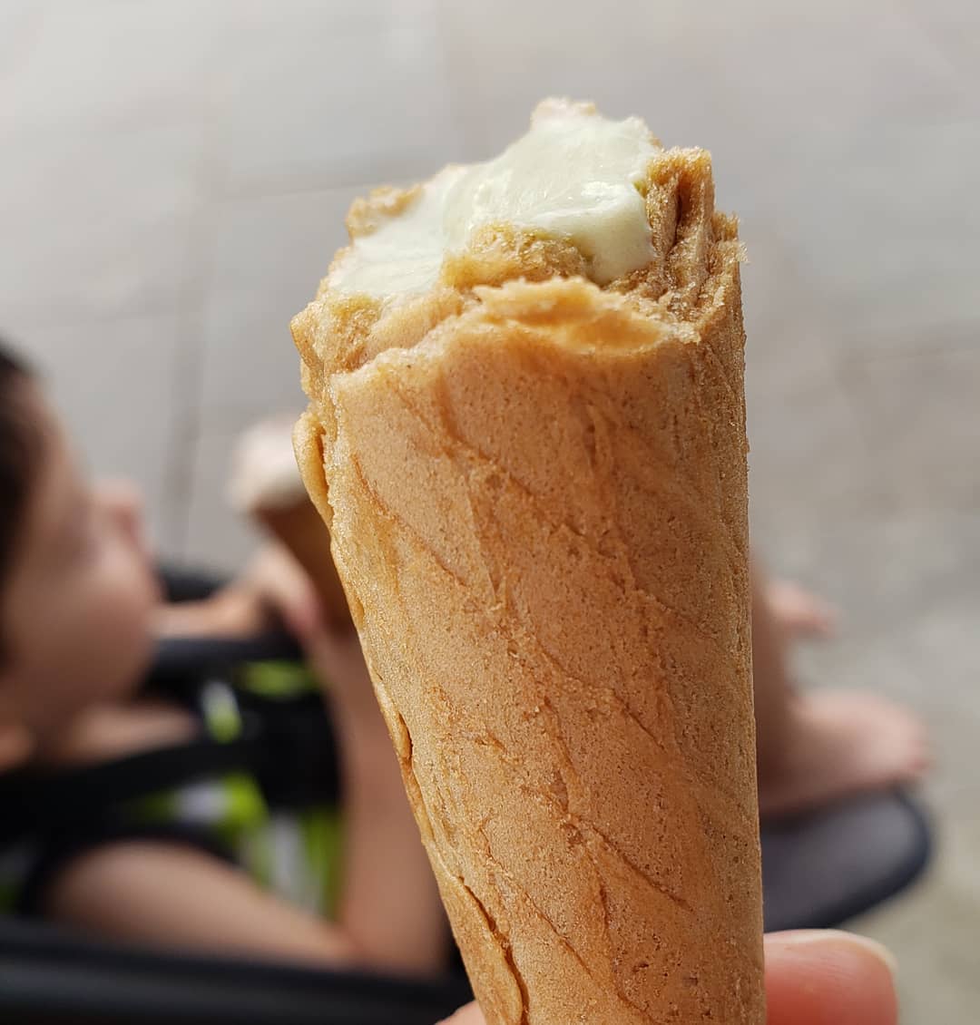 marpla19   H E L A D O, crema helada, gelat o ice cream (para cuando hablamos en código las mamis) es el alimento preferido de Octi cuando el plan es dar un paseíto.