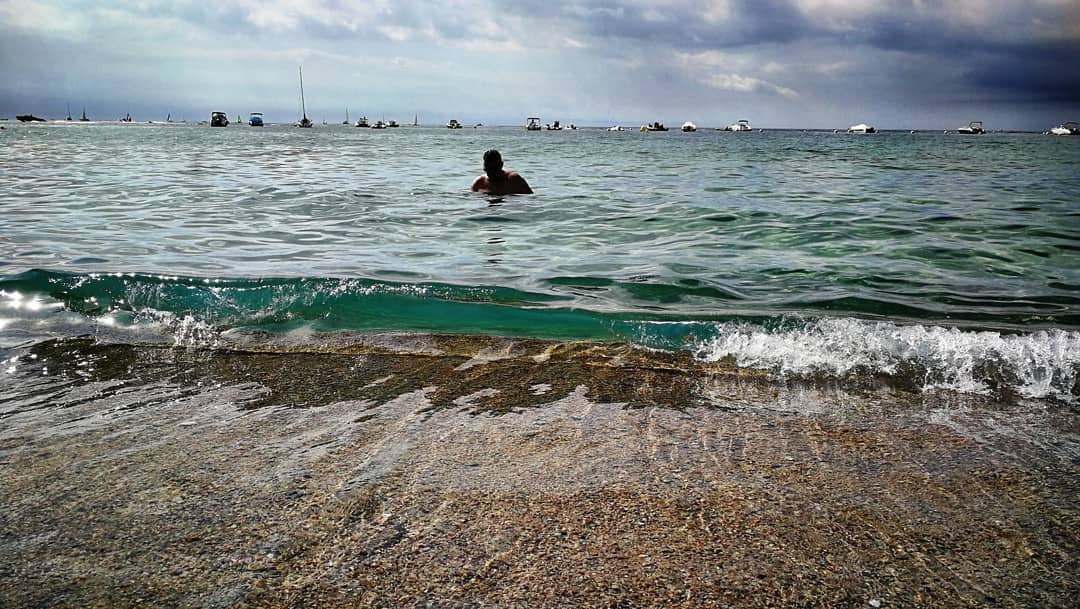 mayses.bcn    Las olas del corazón no estallarían en tan bellas espumas ni se convertirían en espíritu si no chocaran con el destino,esa vieja roca muda