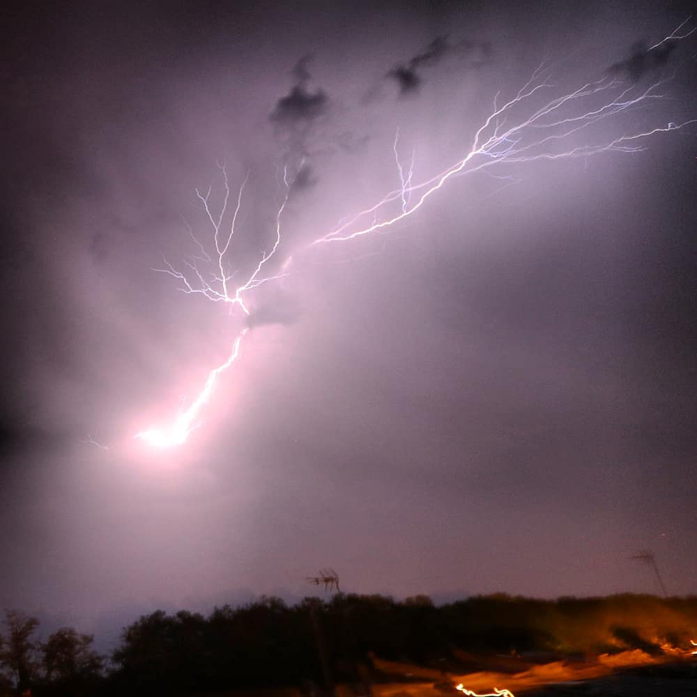 mercepararols   Llamp de la tempesta d'aquest vespre nit a #santacolomadefarners 