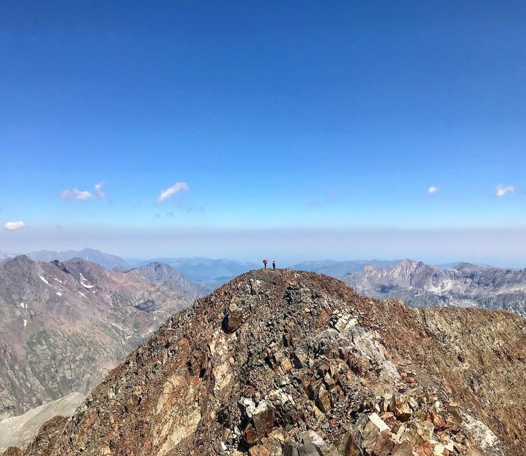 passejadesdeiaies    Posets view #passejadesdeiaies #espigantosa #refugioangelorus #posets #colorsdestiu #muntanya #montaña