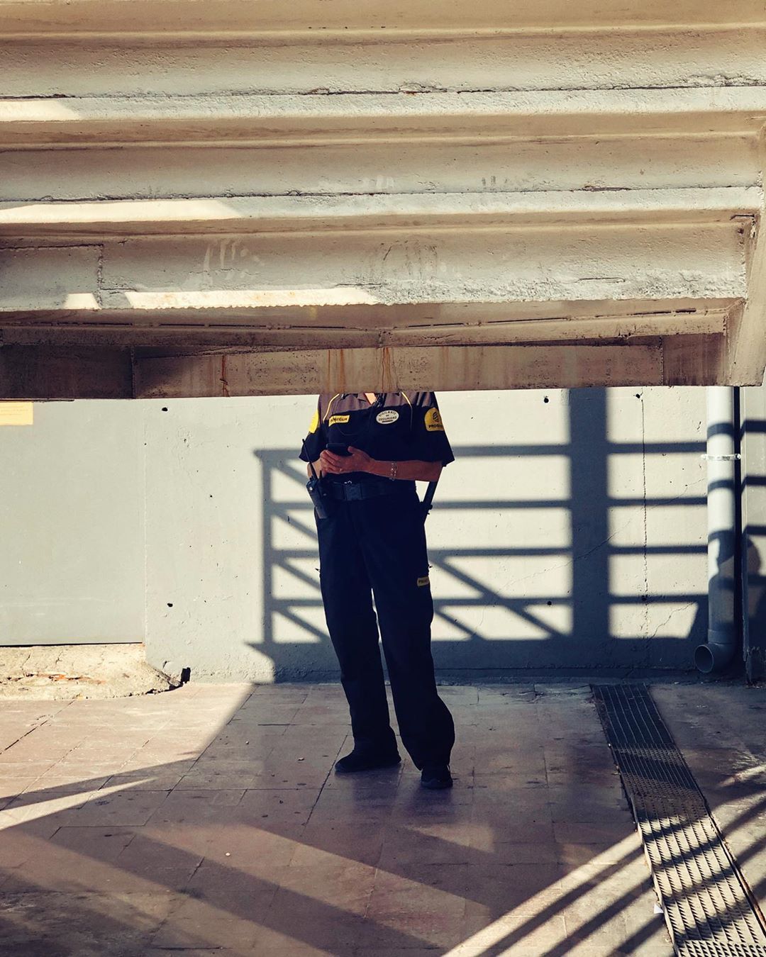 paulopeznavarra    #streetphotography #iphonephotography #shotoniphone #estiu #summer #sun #light #shadows #lines #break #guard #trainstation #barcelona