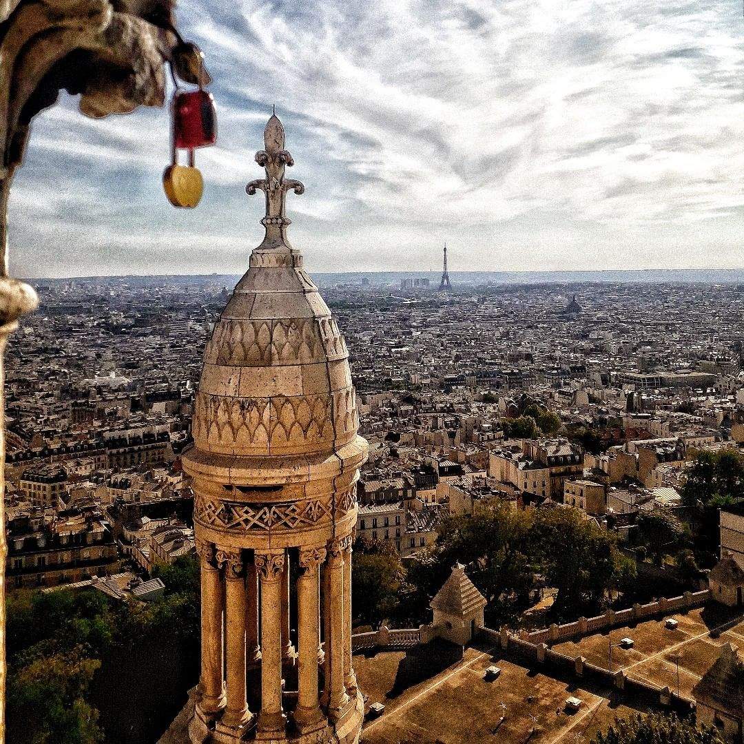 pilareye    Torre Eiffel vista amb Amour des de la Basílica Sacré Coeur en #Montmartre