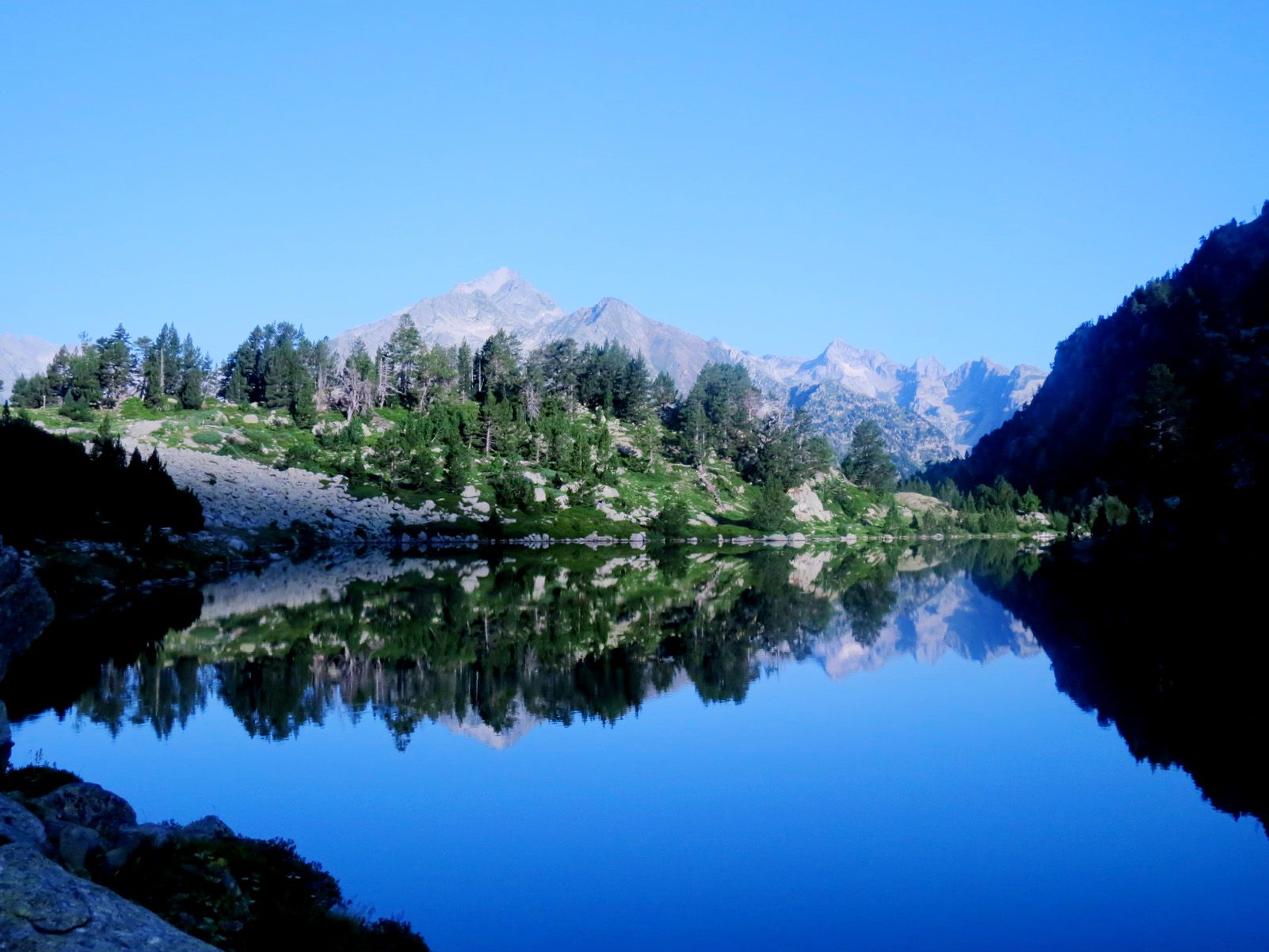 Manu García   Reflexes a l'estany de Besiberri   Estany de Besiberri, pirineu de Lleida