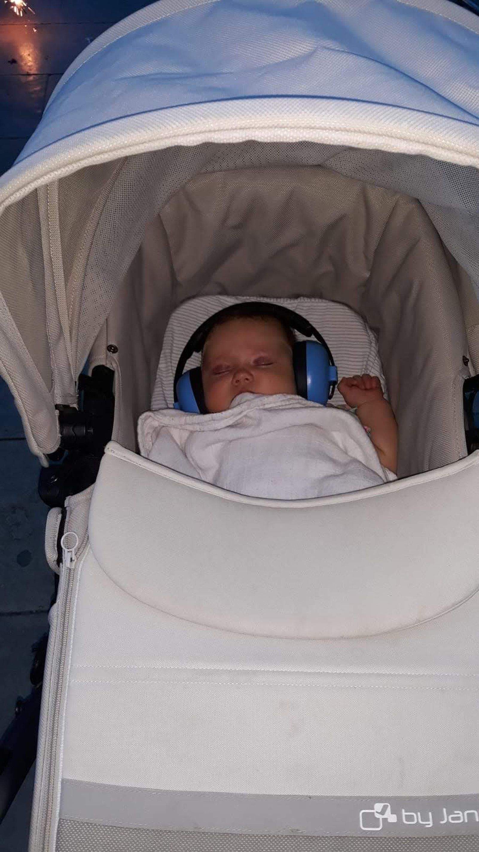 Núria Muñoz Sellares   Acompanyant a la germana gran a la revetlla de Sant Joan   Sant Cugat