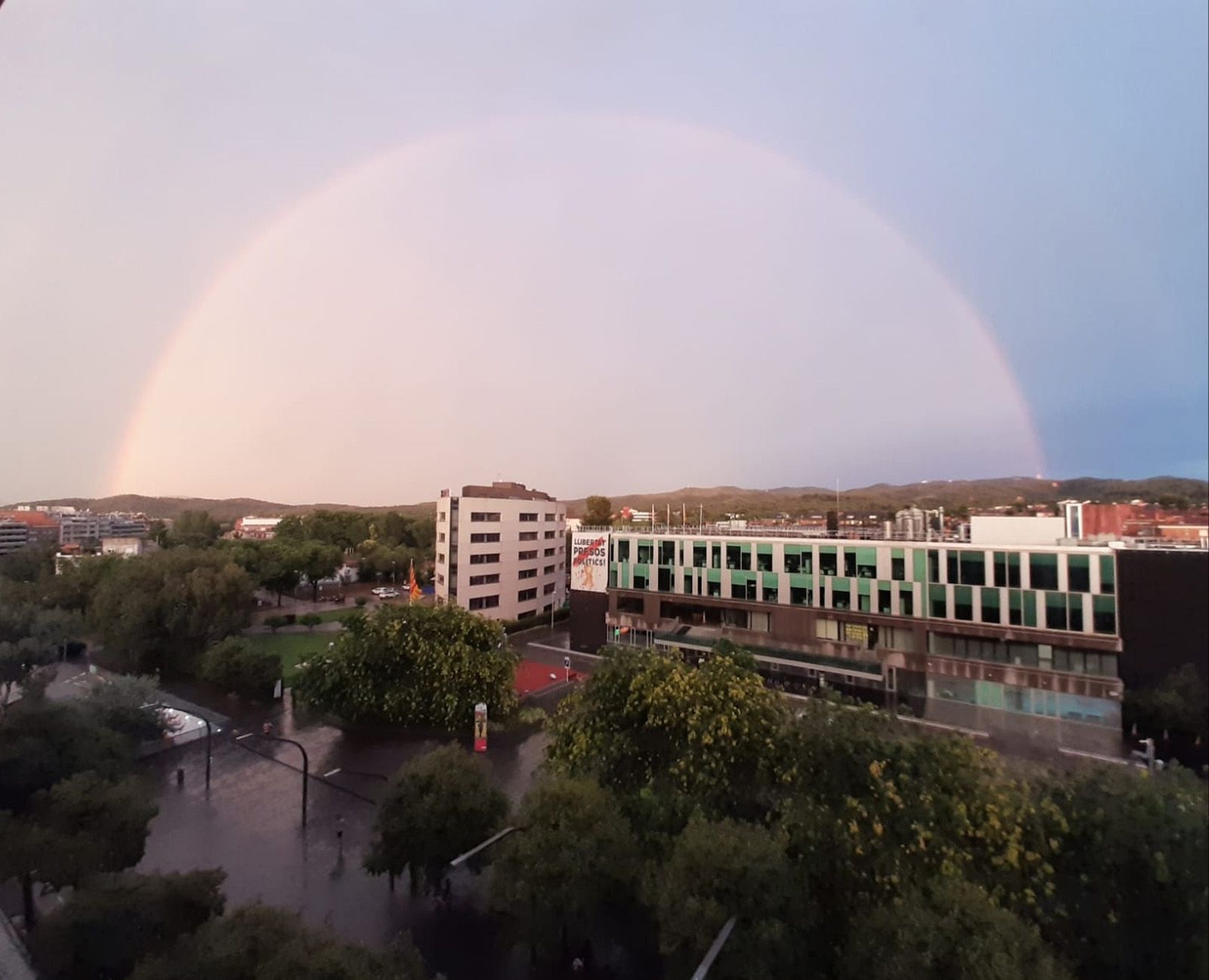 Paula Soler Puche   Arc de Sant Martí cap al tard, bon temps assegurat   Rambla del Celler Sant Cugat