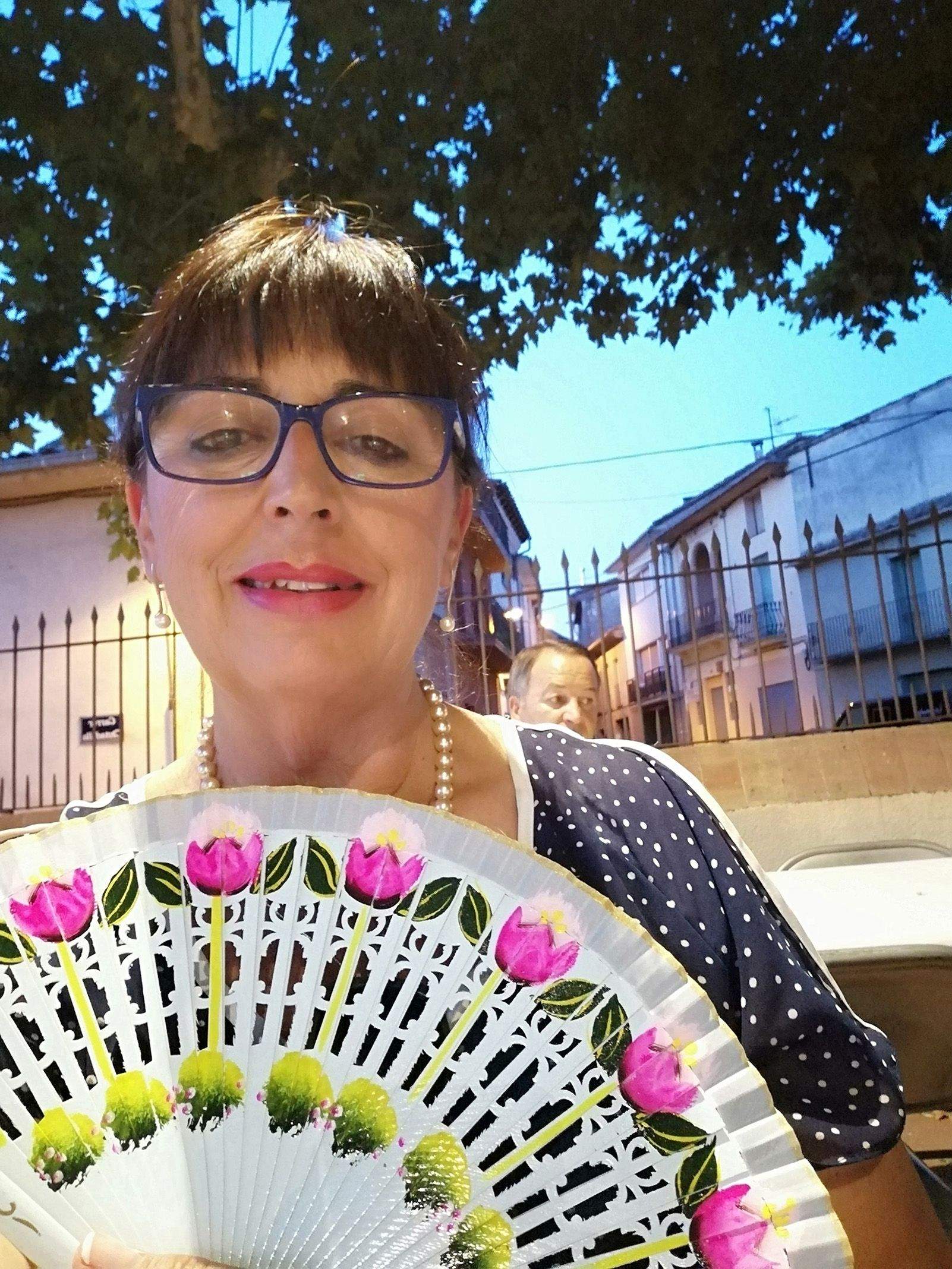 Roser Torregrosa Carles   Estiu al poble   Plaça del casino tortella