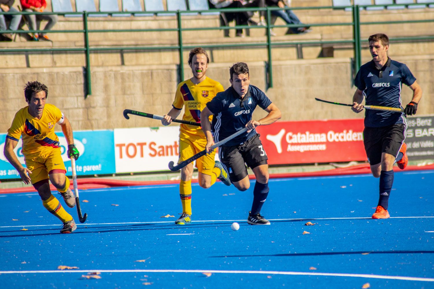Hoquei sobre herba masculí. Partit de lliga. Junior FC-FC Barcelona. Foto: Adrián Gómez