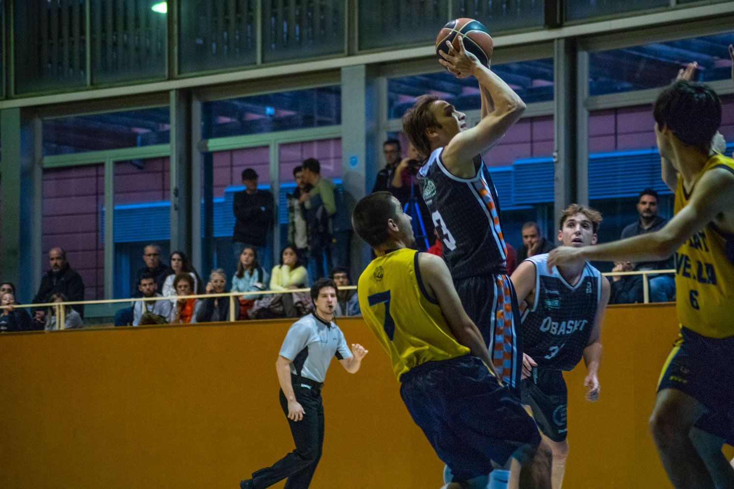 Bàsquet masculí. Partit de lliga. Qbasket Sant Cugat-CB Ciutat Vella. Foto: Adrián Gómez.