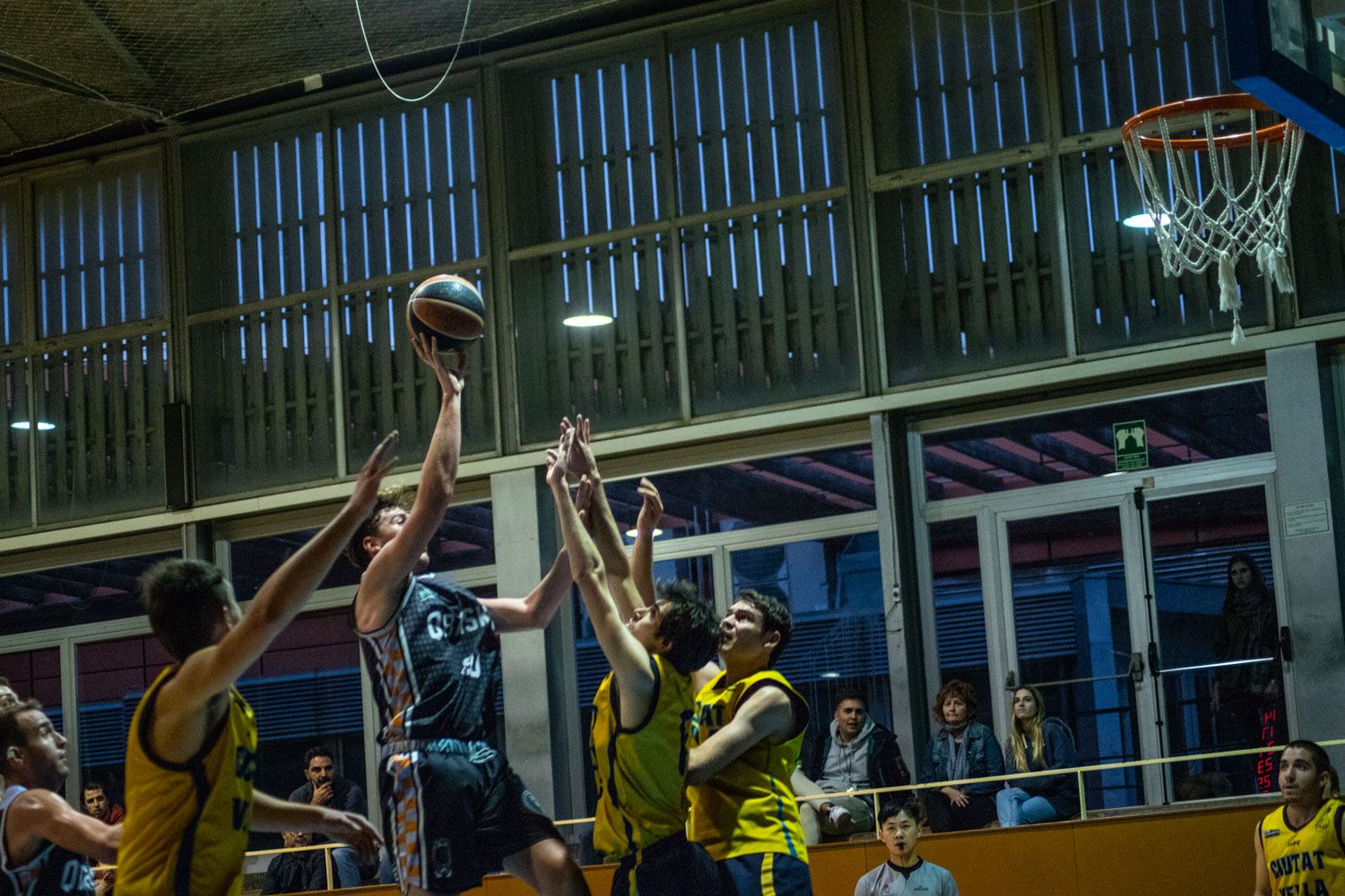 Bàsquet masculí. Partit de lliga. Qbasket Sant Cugat-CB Ciutat Vella. Foto: Adrián Gómez.