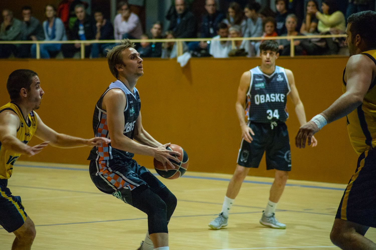 Bàsquet masculí. Partit de lliga. Qbasket Sant Cugat-CB Ciutat Vella. Foto: Adrián Gómez.