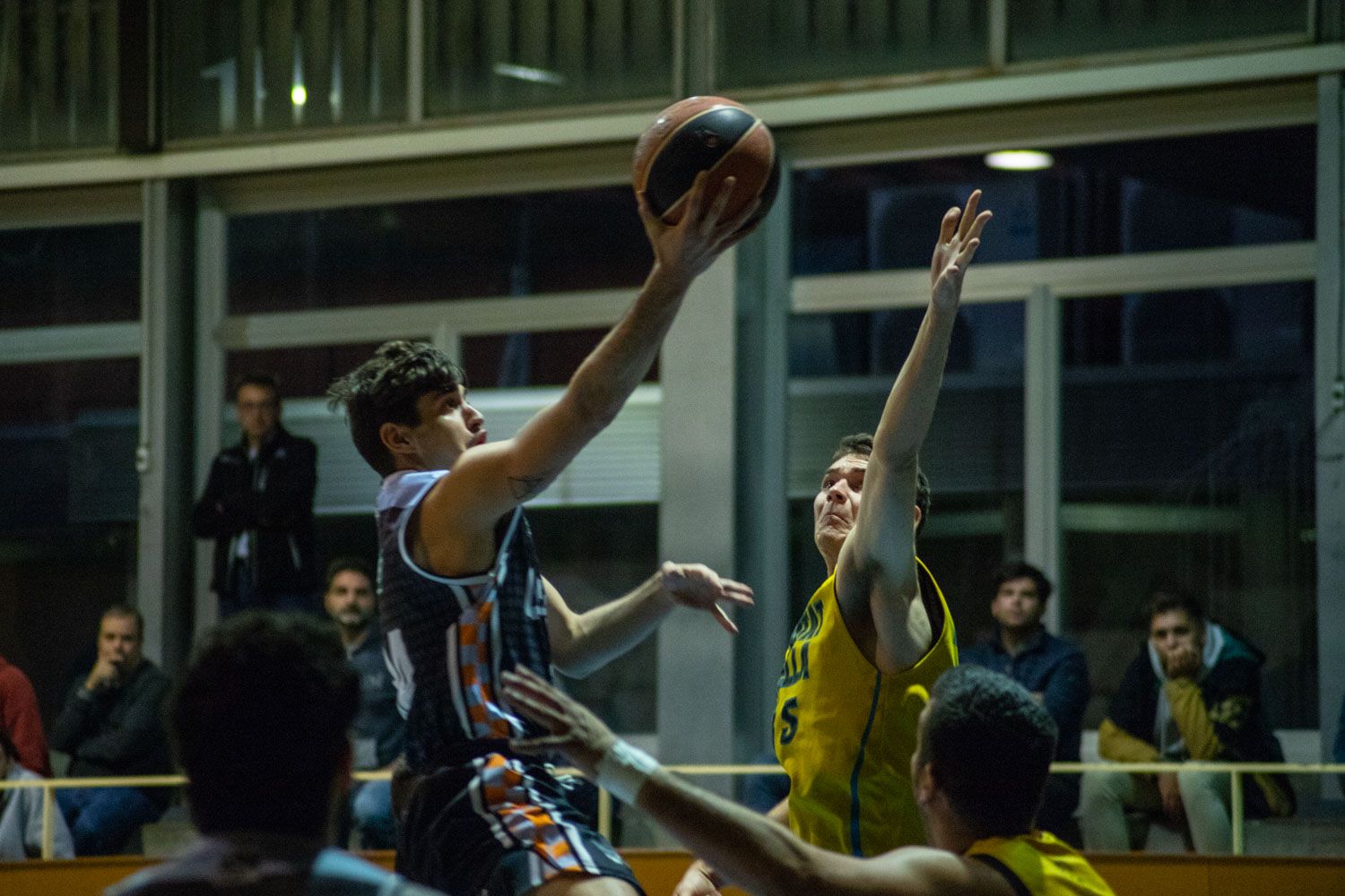 Bàsquet masculí. Partit de lliga. Qbasket Sant Cugat-CB Ciutat Vella. Foto: Adrián Gómez.