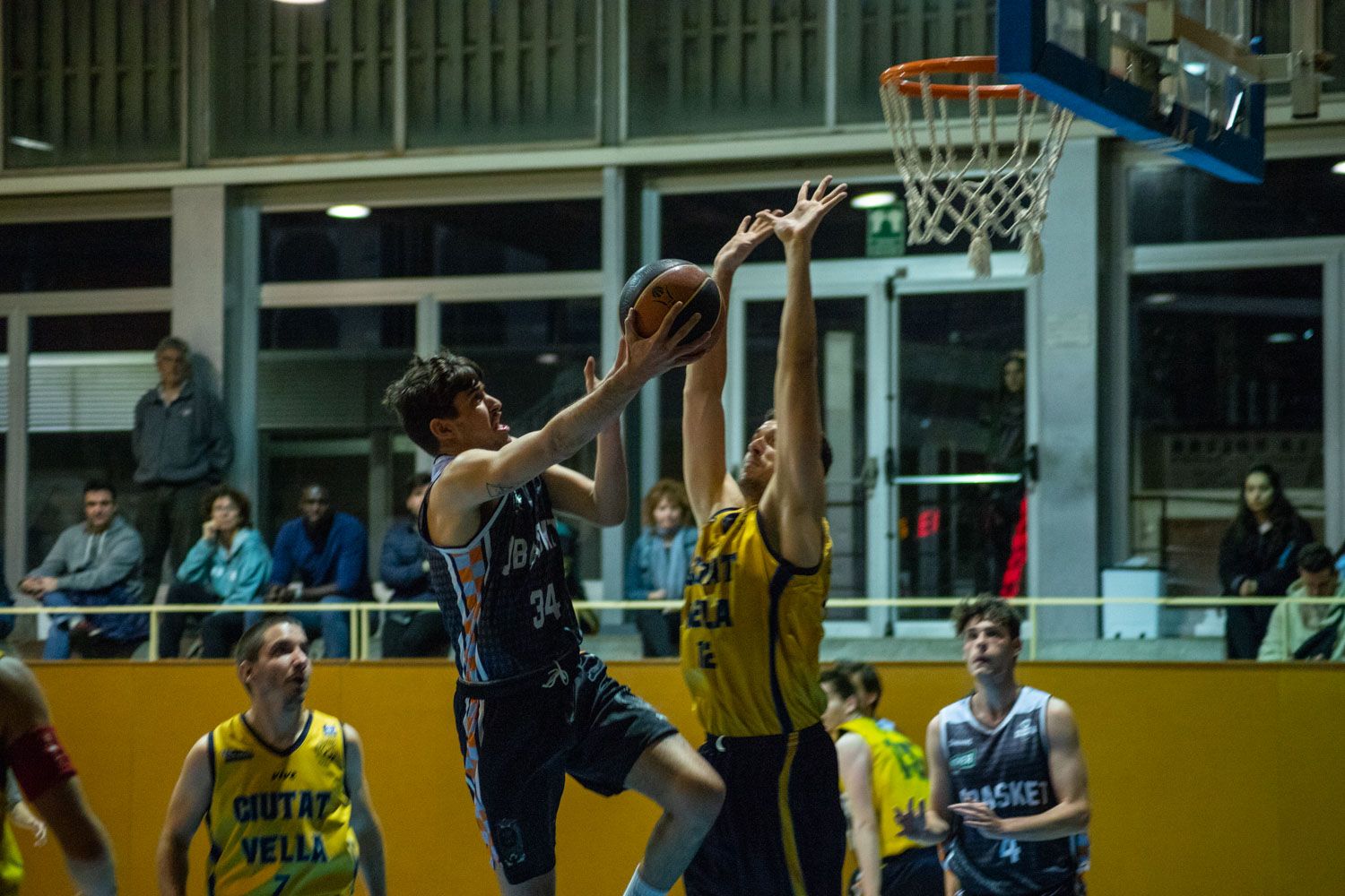 Bàsquet masculí. Partit de lliga. Qbasket Sant Cugat-CB Ciutat Vella. Foto: Adrián Gómez.