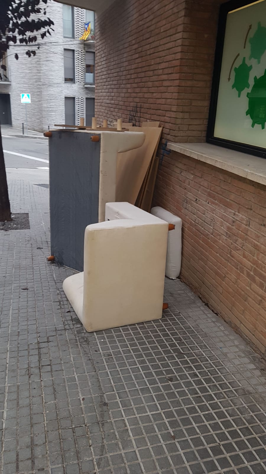 Mobles reclinats a la façana i al mig del carrer. FOTO: Montse Cebrián Tubau