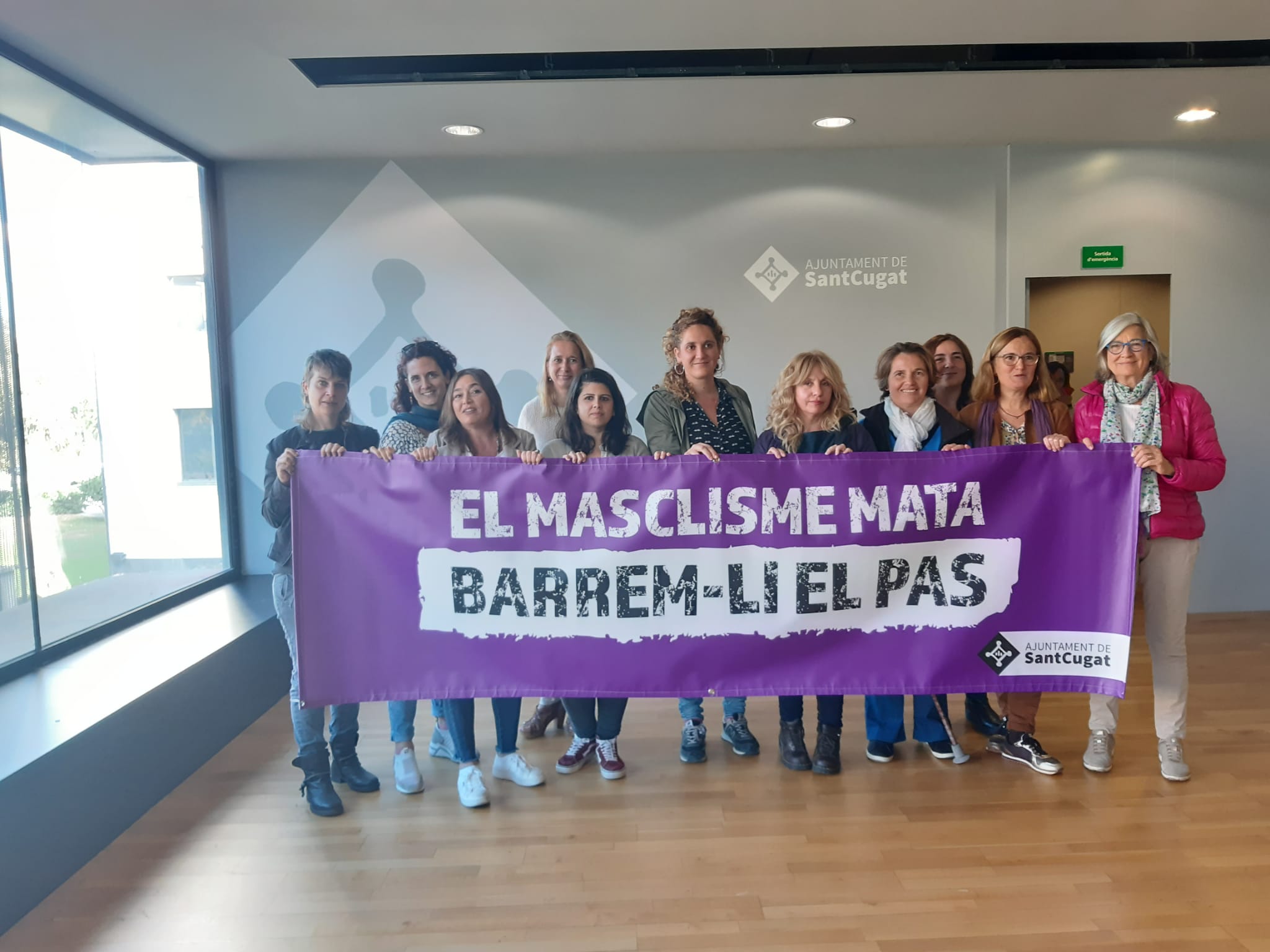 Foto de família de les diferents entitats amb la tinent d'alcaldia, Núria Gibert. FOTO: Ferran Mitjà