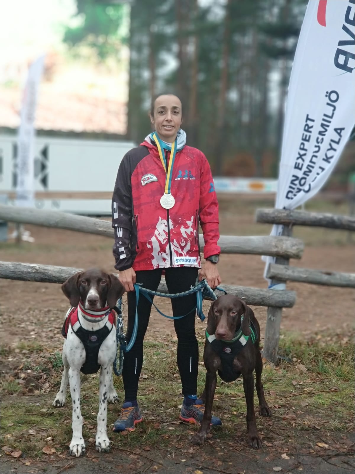 Olga Álvarez amb la medalla de plata, juntament amb l'Helios (esquerra) i la Ratxa (dreta). FOTO: Cedida