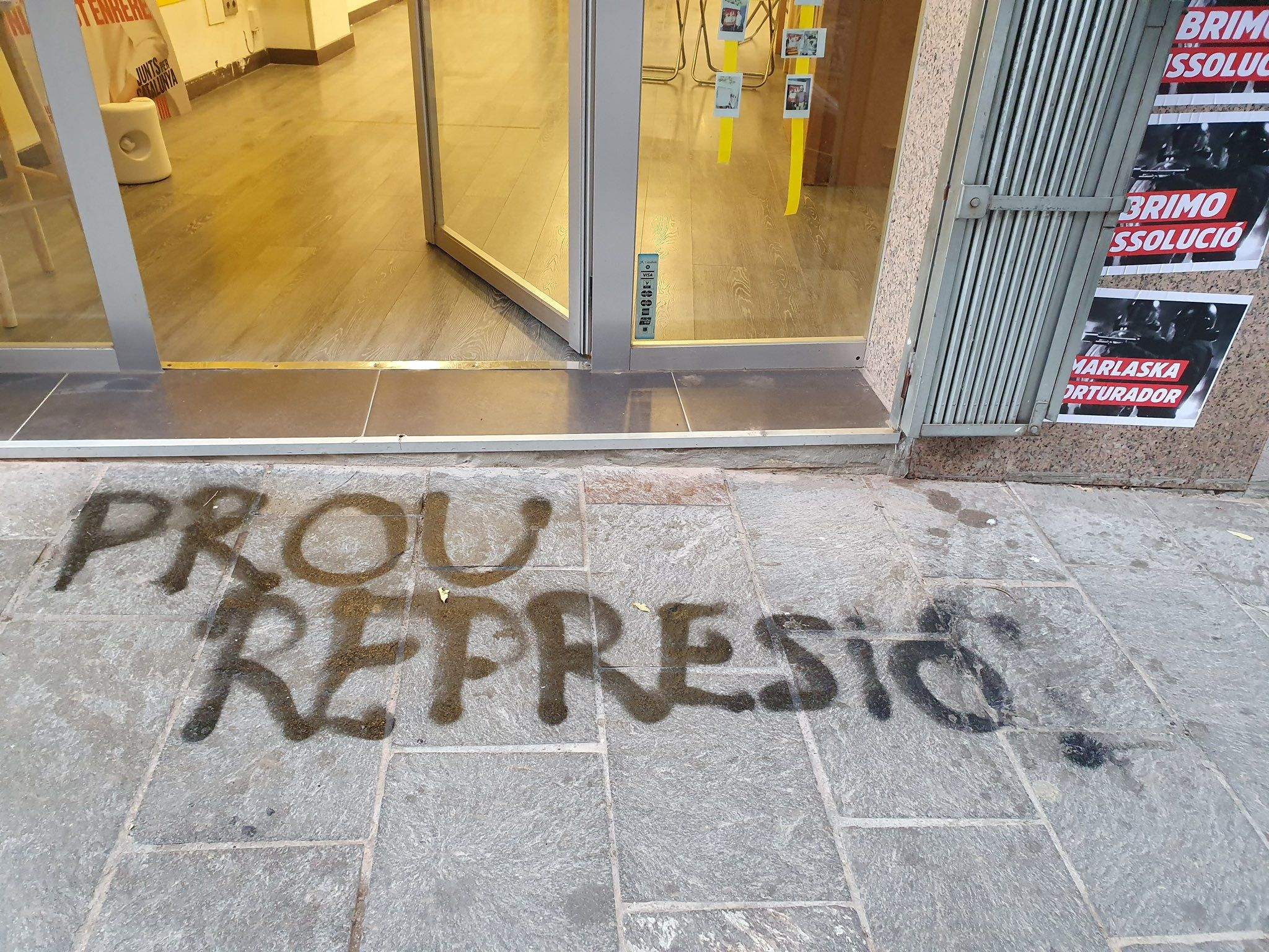 Pintada a l'entrada del local de Junts per Sant Cugat. FOTO: Junts per Sant Cugat