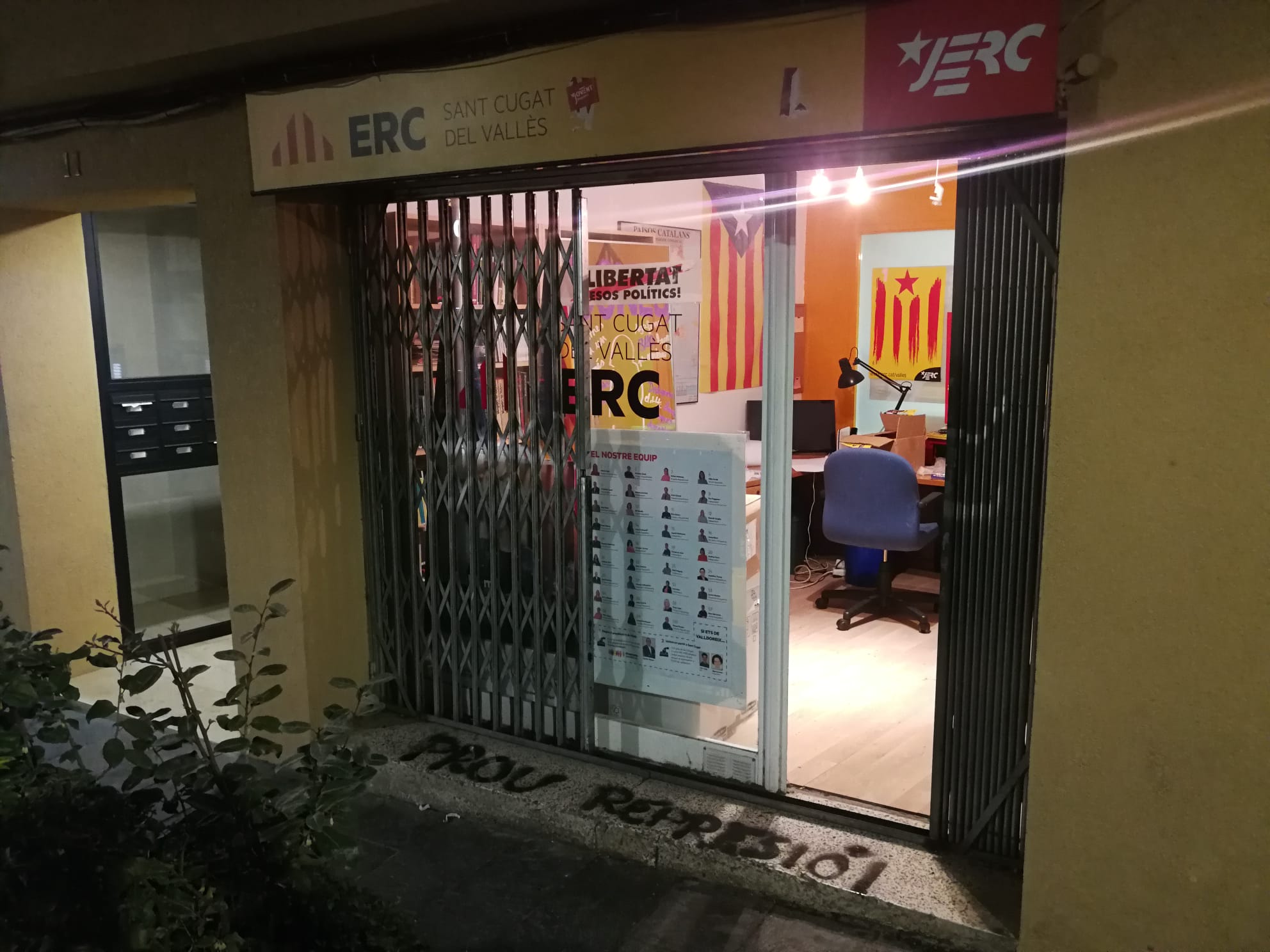 Local d'ERC amb la pintada. FOTO: Bernat Millet