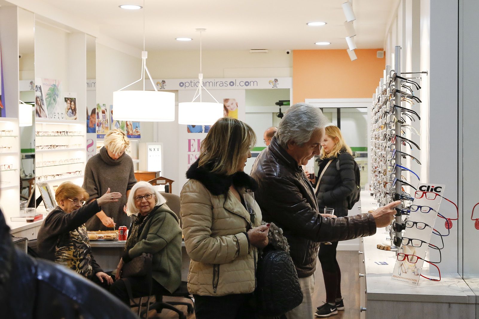 Inauguració de l'Óptica Mira-sol FOTO: Yves Dimant 