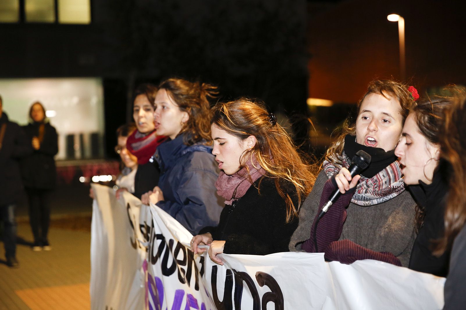 Concentració d'Hora Bruixa contra l'agressió a una noia de 17 anys FOTO: Yves Dimant 