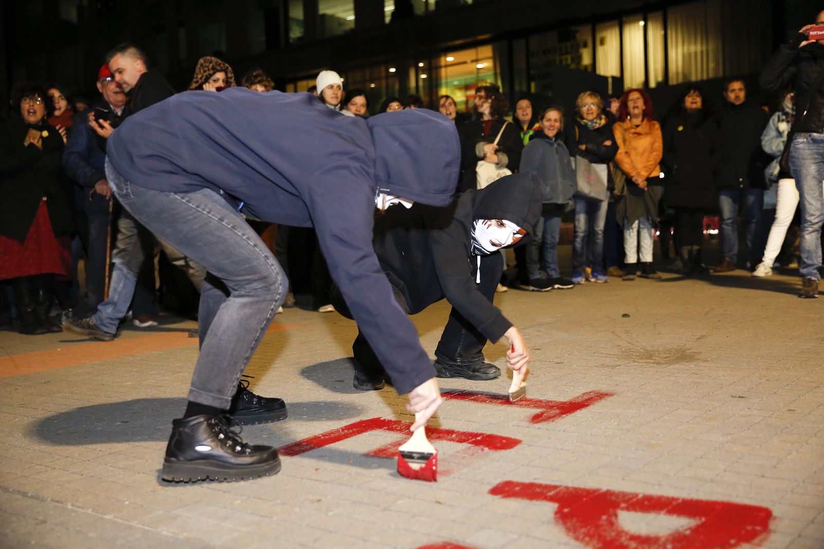 Concentració d'Hora Bruixa contra l'agressió a una noia de 17 anys FOTO: Yves Dimant 