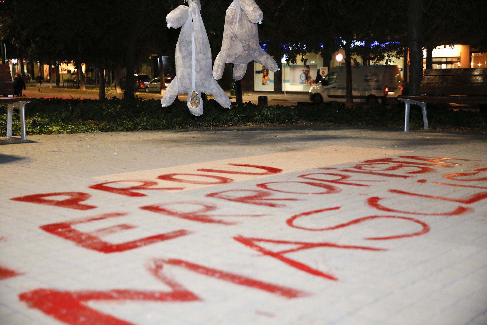 Concentració d'Hora Bruixa contra l'agressió a una noia de 17 anys FOTO: Yves Dimant 