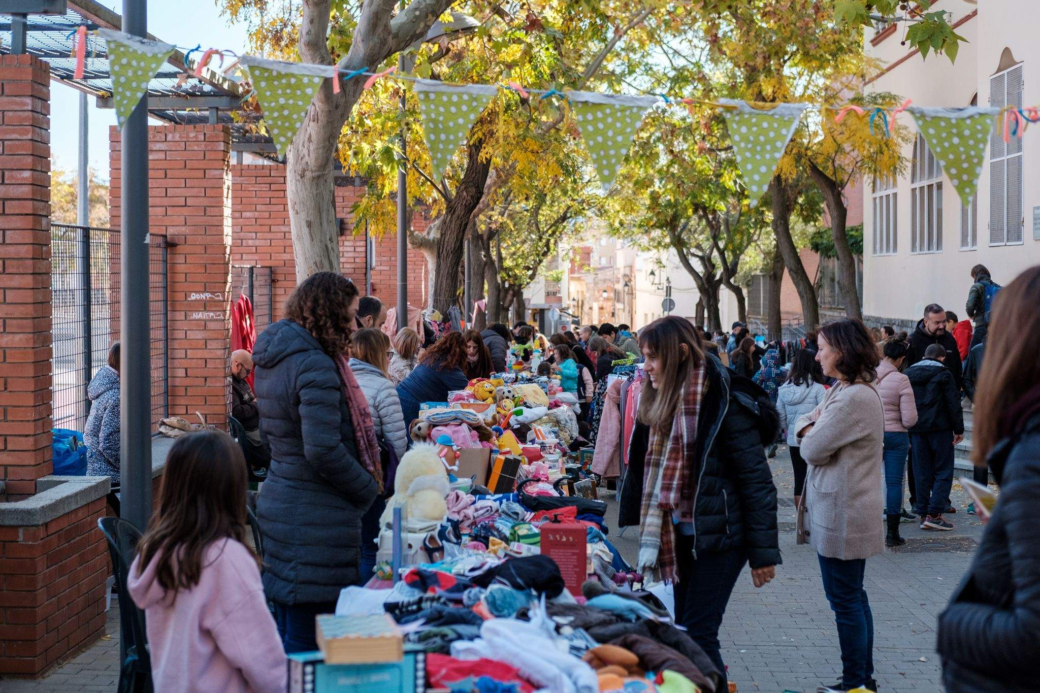 Mercat de segona mà a l'escola Joan Maragall. FOTO: Ale Gómez