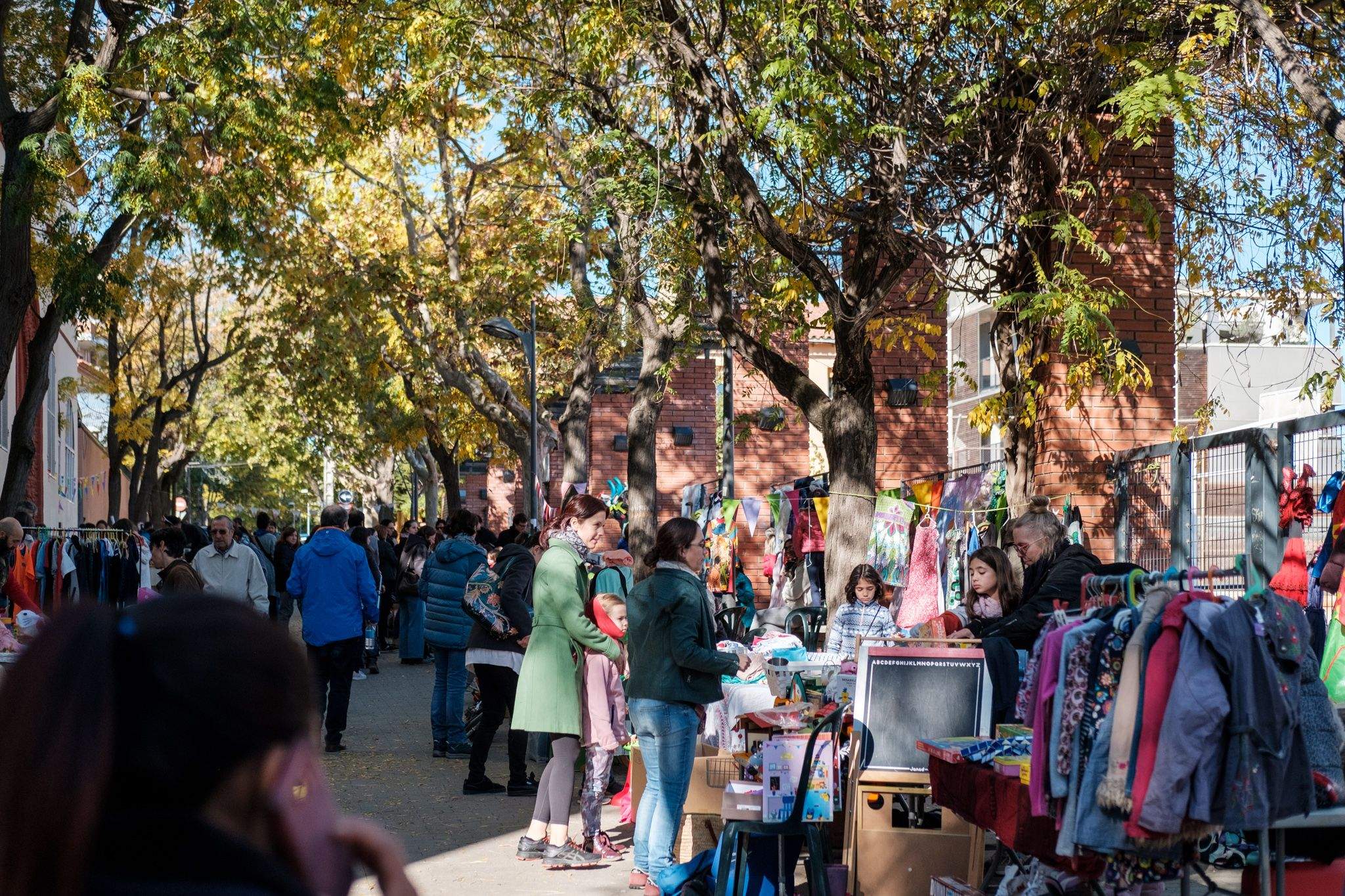 Mercat de segona mà a l'escola Joan Maragall. FOTO: Ale Gómez