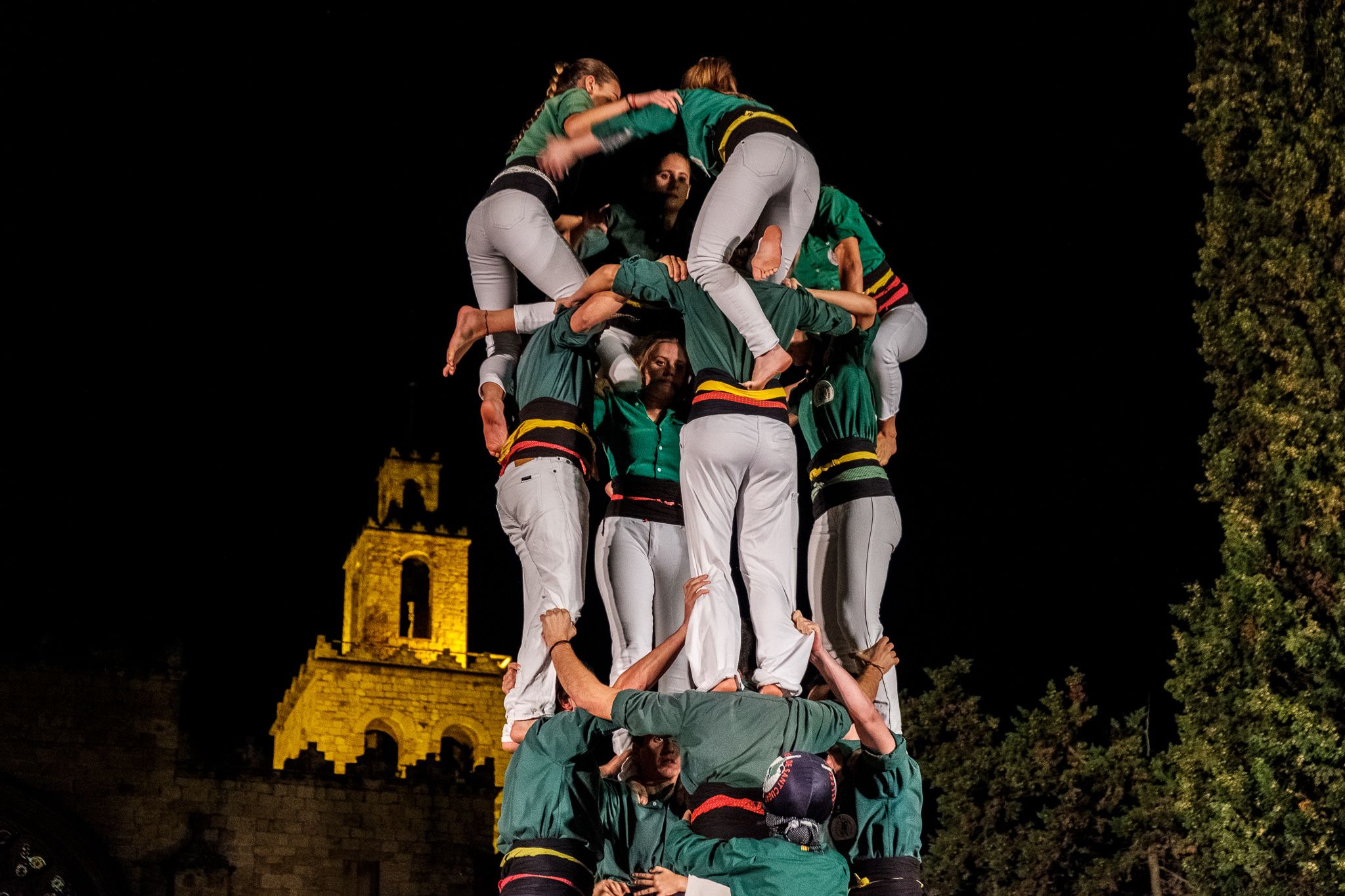 Els Castellers de Sants i els de Sant Cugat a la plaça d'Octavià. FOTO: Ale Gómez
