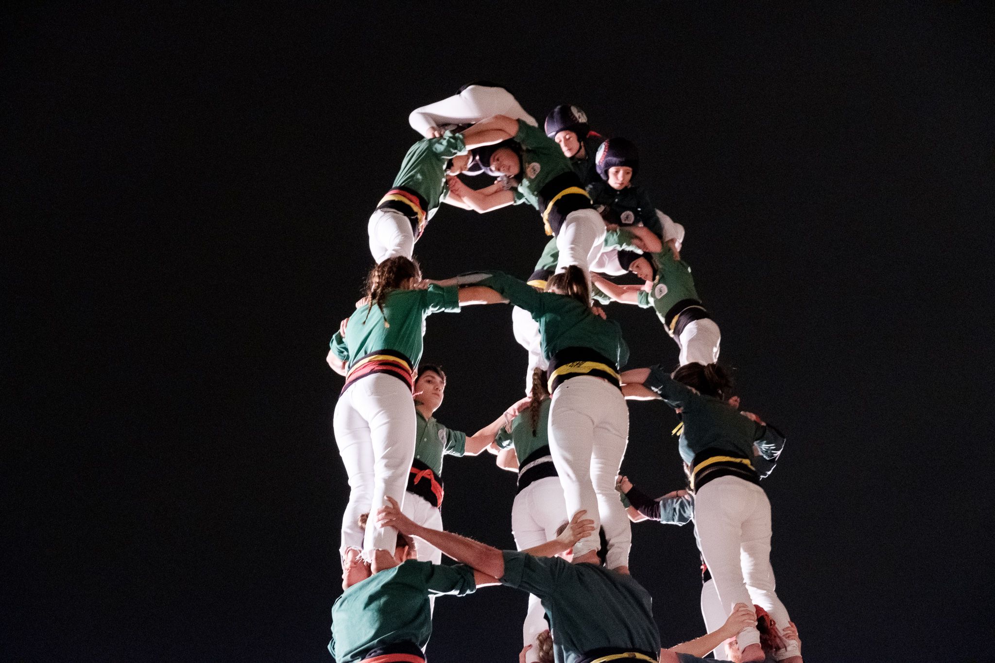 Els Castellers de Sants i els de Sant Cugat a la plaça d'Octavià. FOTO: Ale Gómez