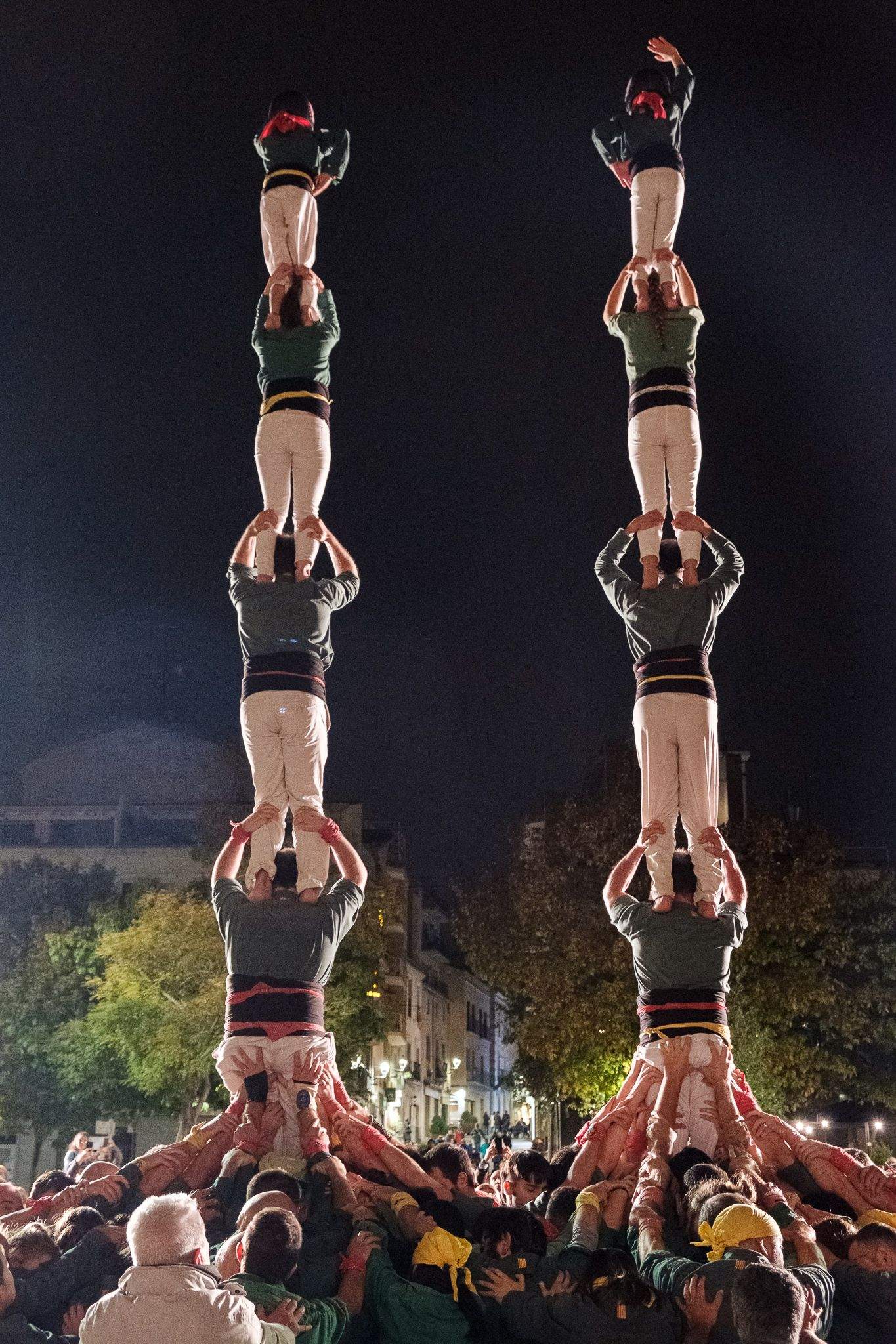Els Castellers de Sants i els de Sant Cugat a la plaça d'Octavià. FOTO: Ale Gómez