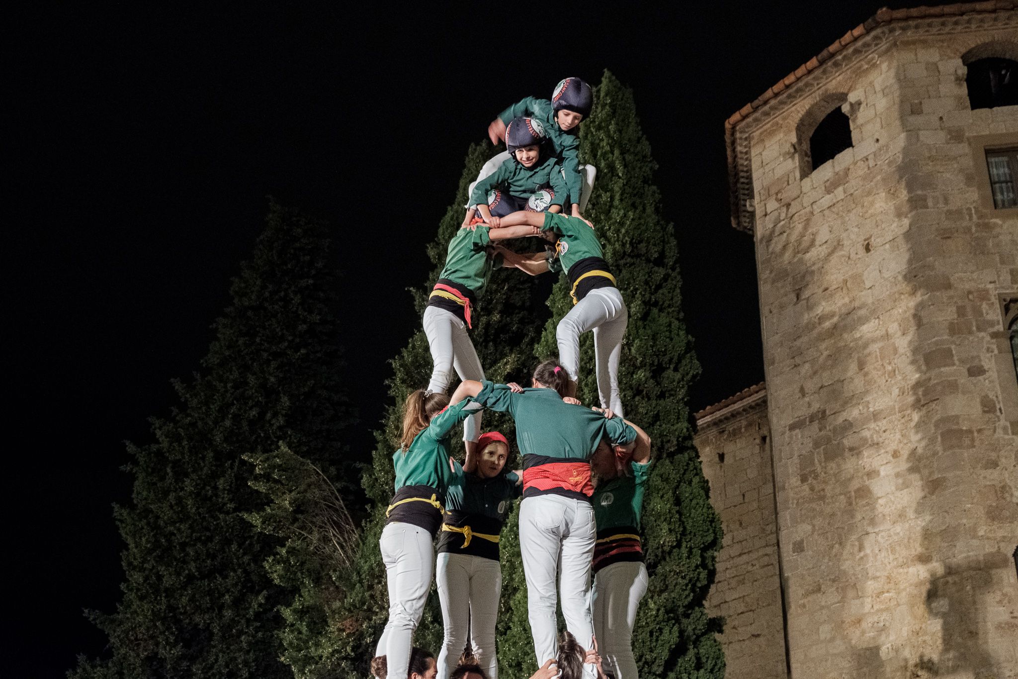 Els Castellers de Sants i els de Sant Cugat a la plaça d'Octavià. FOTO: Ale Gómez